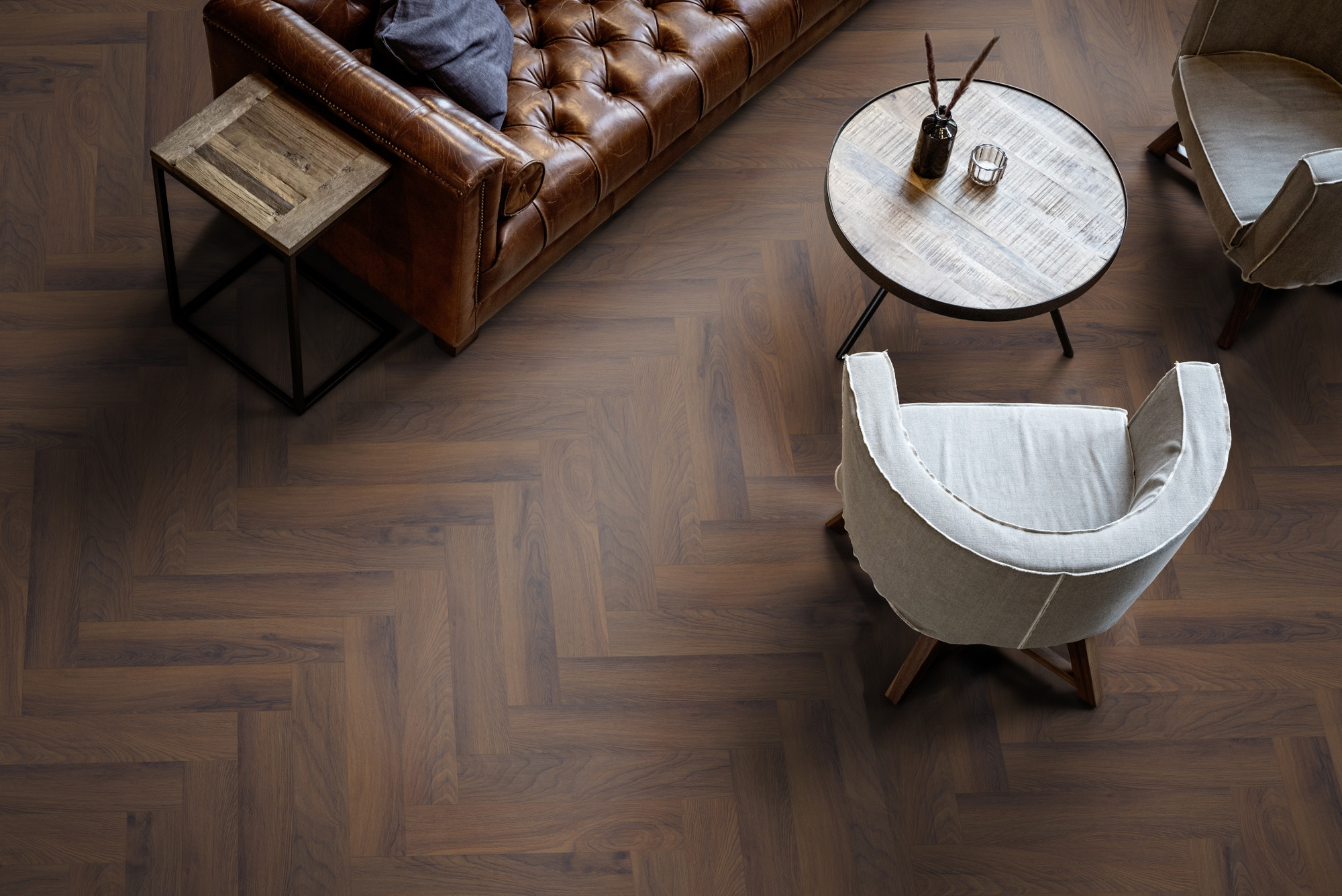 Milieubild Wohnzimmer mit Ledersofa - Blick von oben - ter Hürne Laminat Herringbone Edition Eiche Estate Milieubild Wohnzimmer mit Ledersofa - Blick von oben - ter Hürne 1101021852