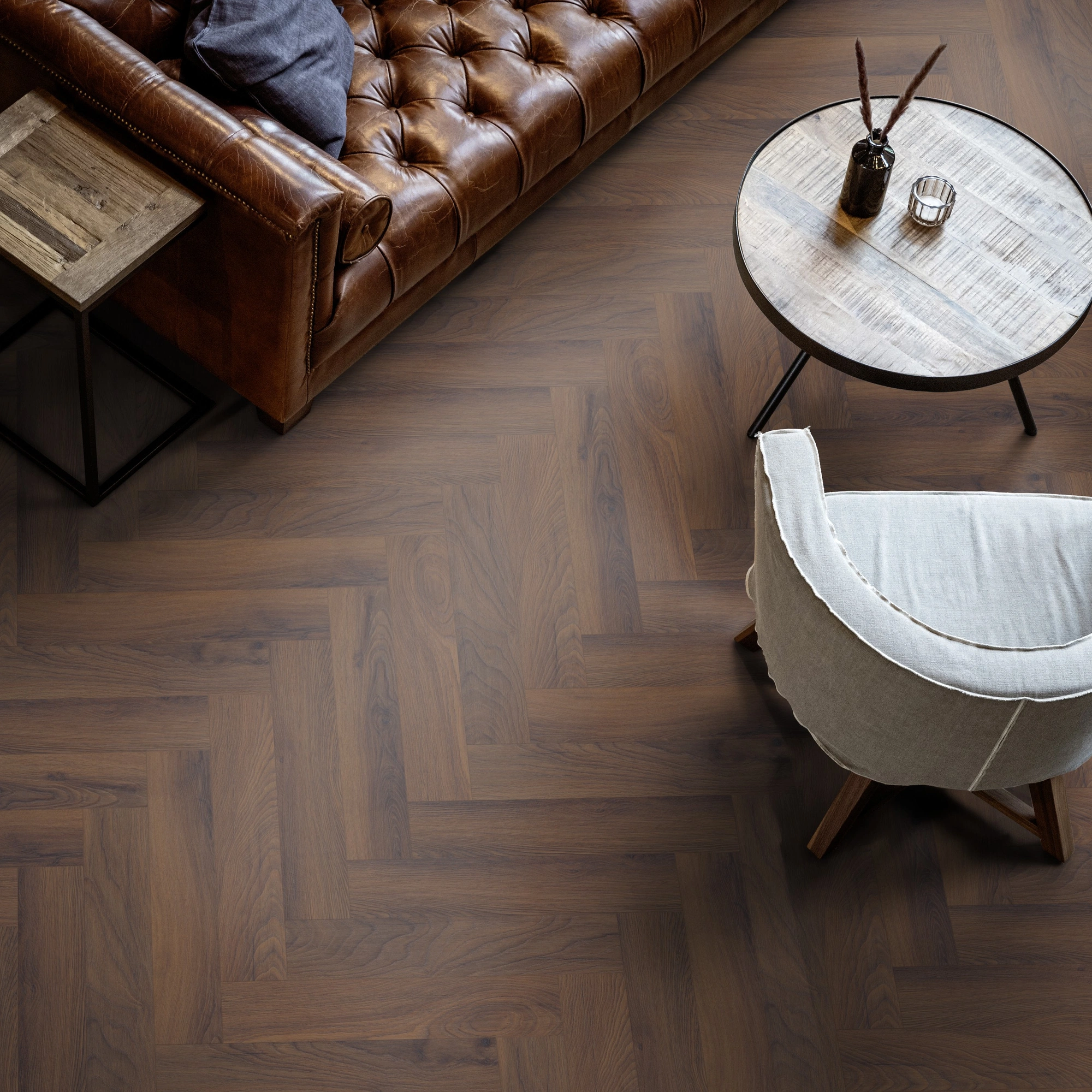 Milieubild Wohnzimmer mit Ledersofa - Blick von oben - ter Hürne Laminat Herringbone Edition Eiche Estate Milieubild Wohnzimmer mit Ledersofa - Blick von oben - ter Hürne 1101021852