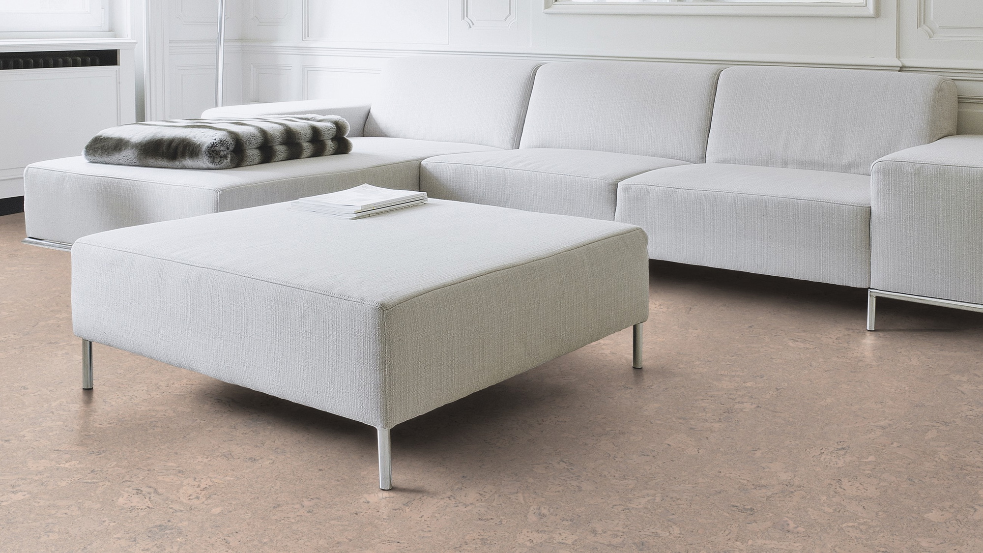 Milieubild Wohnzimmer mit Couch - Nahansicht - Wicanders Wise HDF Klick-Korkboden cork Essence Personality Timide Milieubild Wohnzimmer mit Couch - Nahansicht - Wicanders Wise 80002262