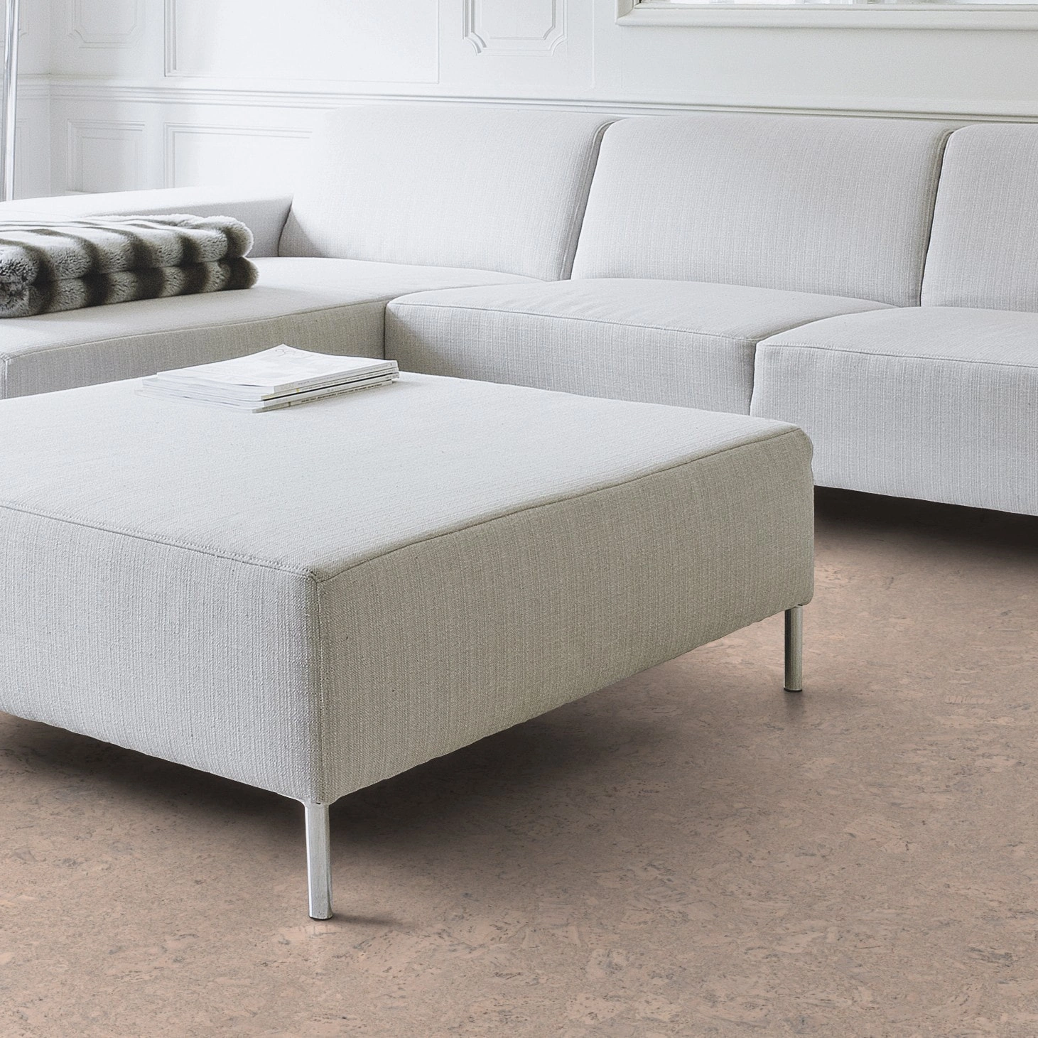 Milieubild Wohnzimmer mit Couch - Nahansicht - Wicanders Wise HDF Klick-Korkboden cork Essence Personality Timide Milieubild Wohnzimmer mit Couch - Nahansicht - Wicanders Wise 80002262