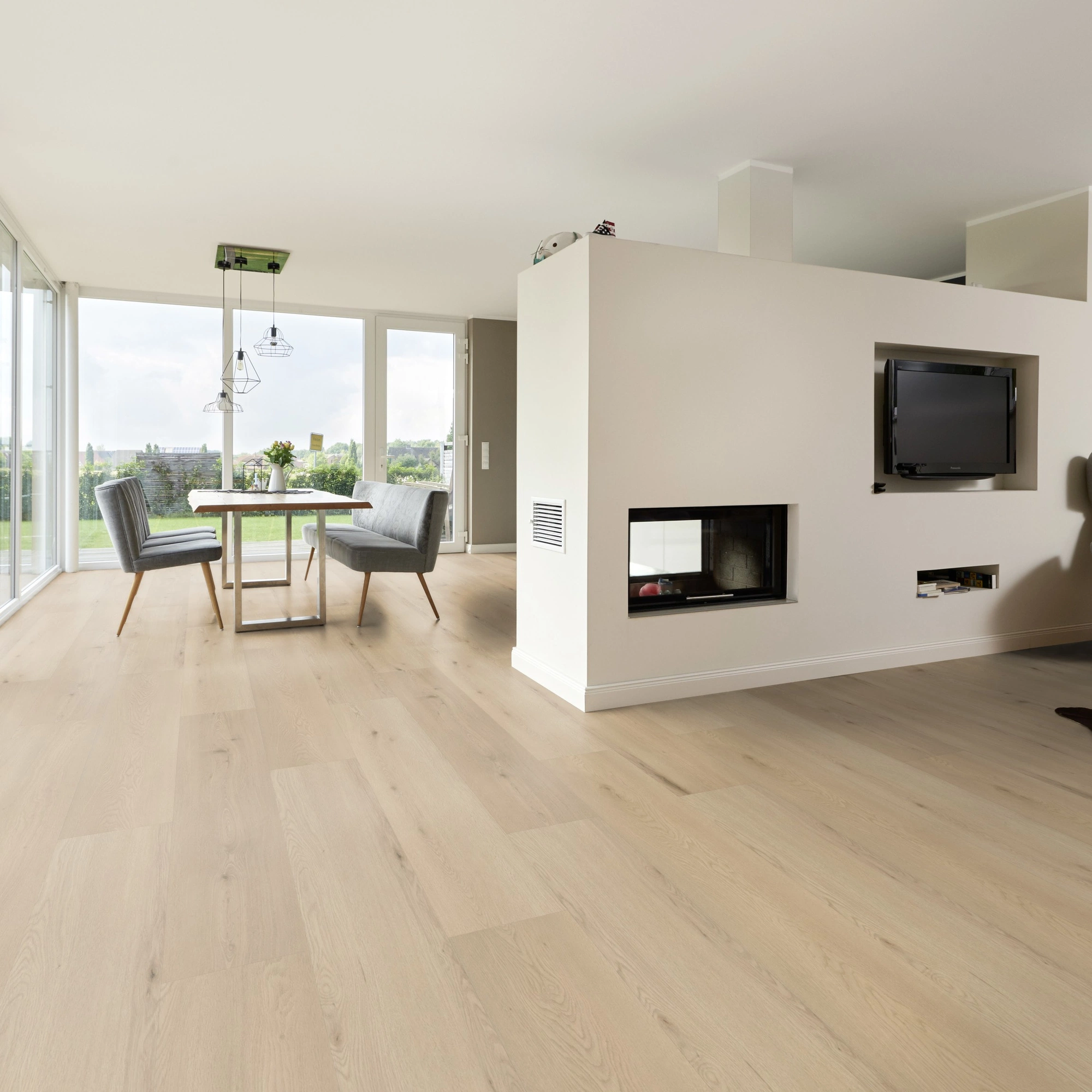 Milieubild Wohnzimmer mit Essbereich und Kamin - ter Hürne Klebe-Vinyl Pro Classic Edition Eiche Amsterdam Milieubild Wohnzimmer mit Essbereich und Kamin - ter Hürne 1101210426