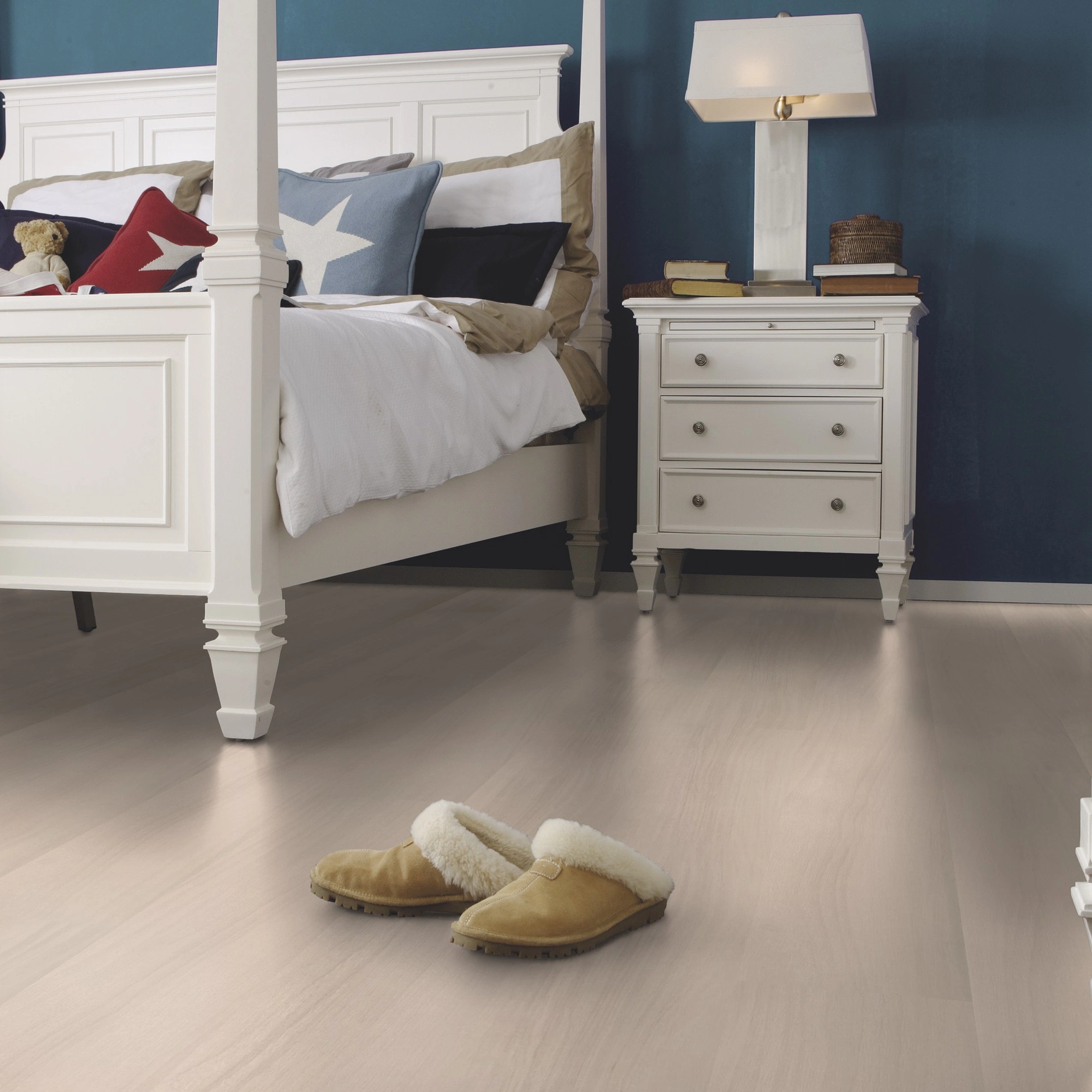 Milieubild Schlafzimmer im Landhaus-Stil - wineo Klebe-Bioboden PURLINE wineo 1000 wood L Light Maple Cream Milieubild Schlafzimmer im Landhaus-Stil - wineo PL296R