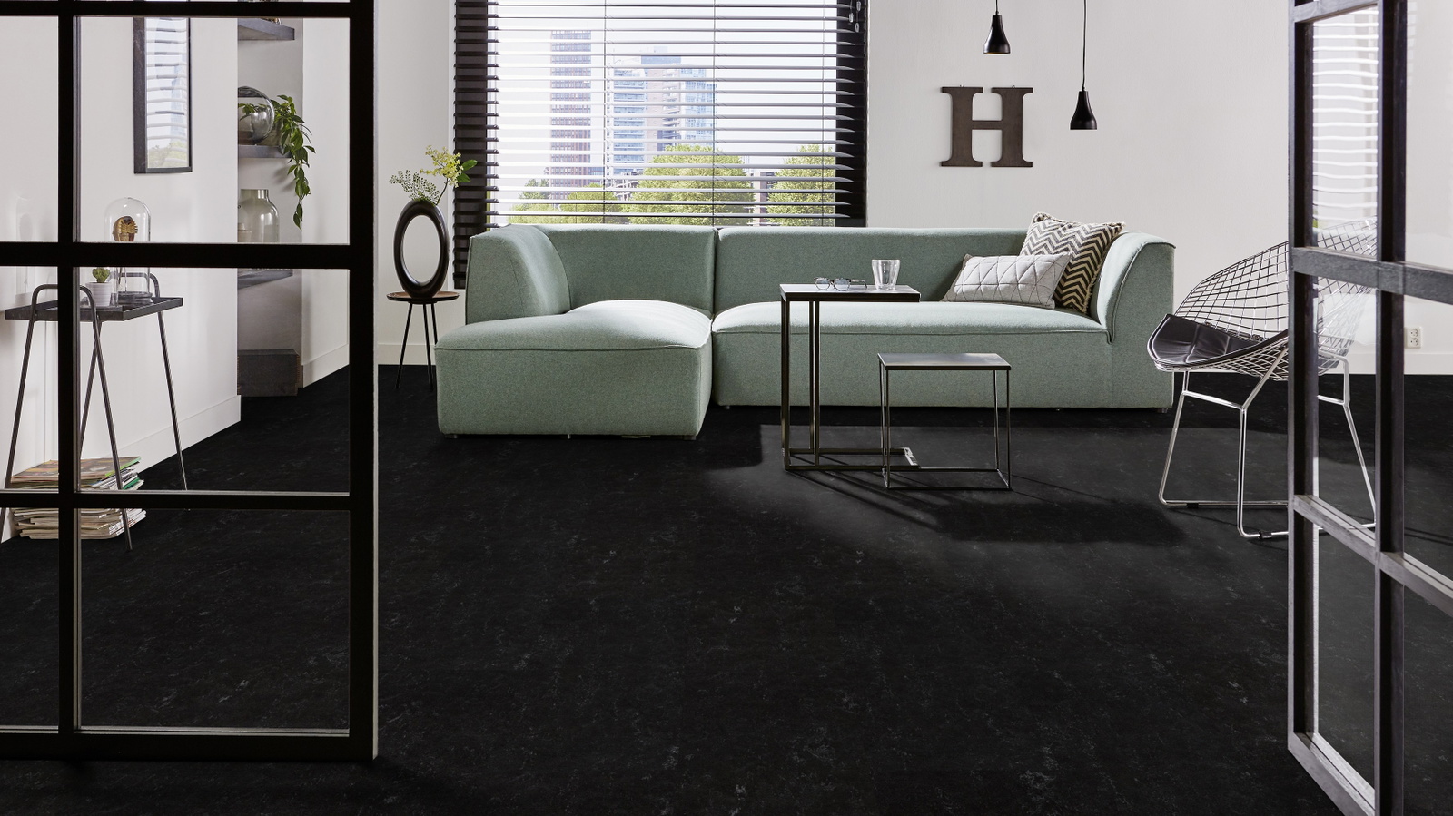 Milieubild Modernes Wohnzimmer mit mintgrünem Sofa - Forbo Flooring 176493