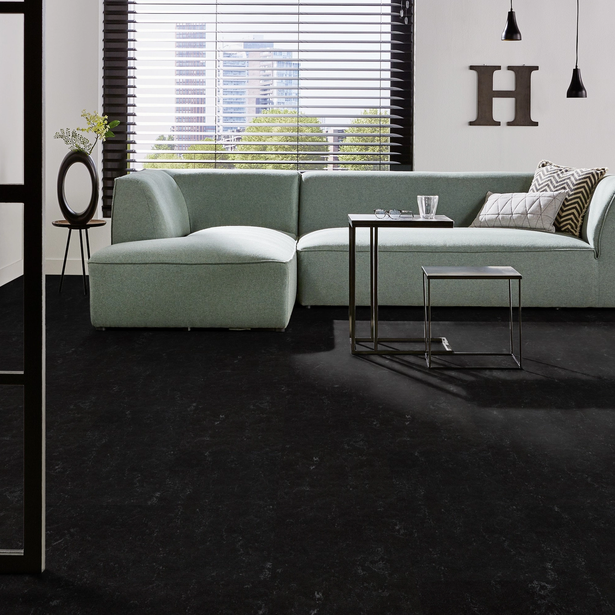 Milieubild Modernes Wohnzimmer mit mintgrünem Sofa - Forbo Flooring Marmoleum Click Raven Milieubild Modernes Wohnzimmer mit mintgrünem Sofa - Forbo Flooring 176493