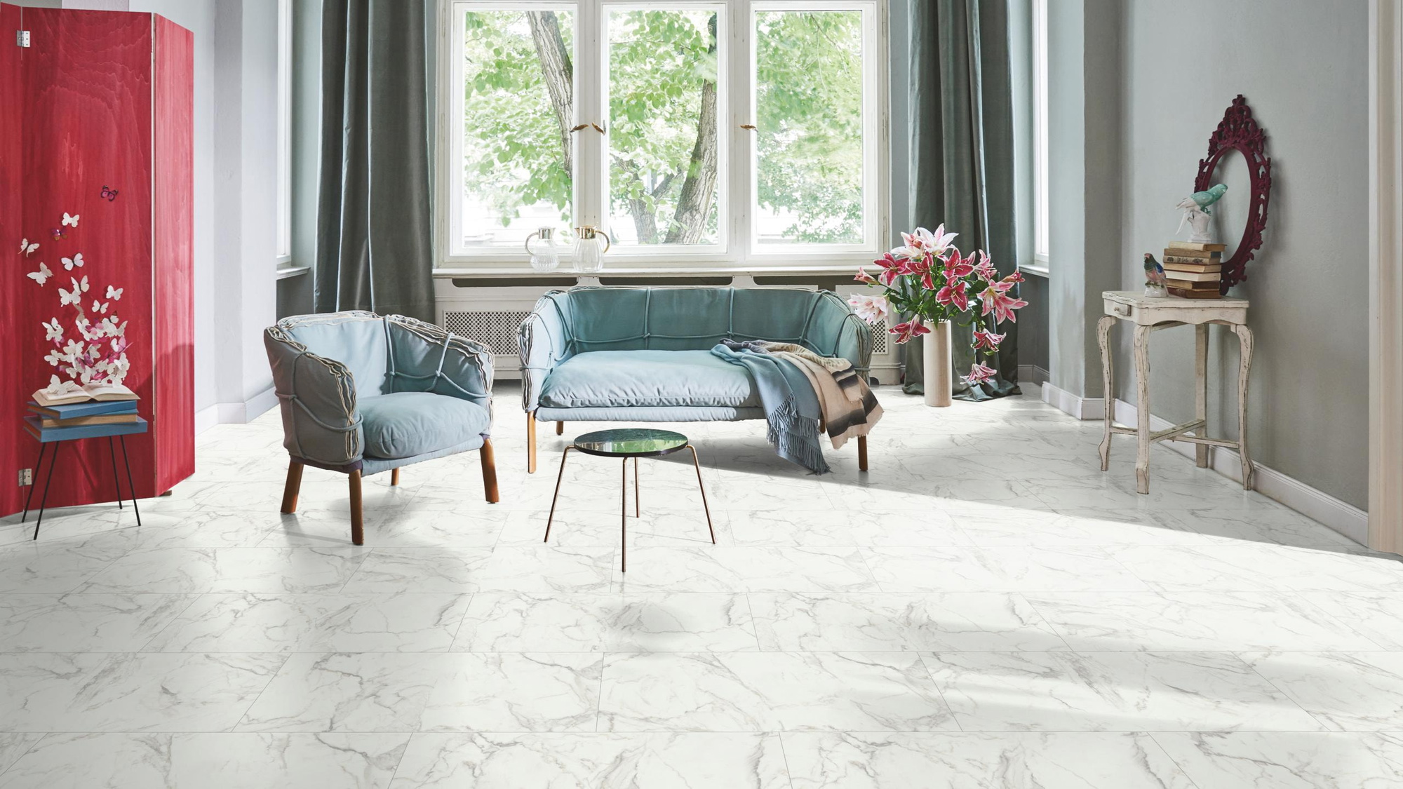 Milieubild Wohnzimmer in Stadtwohnung - Parador HDF Klick-Designboden Modular ONE Mamor Eos weiß Milieubild Wohnzimmer in Stadtwohnung - Parador 1748733