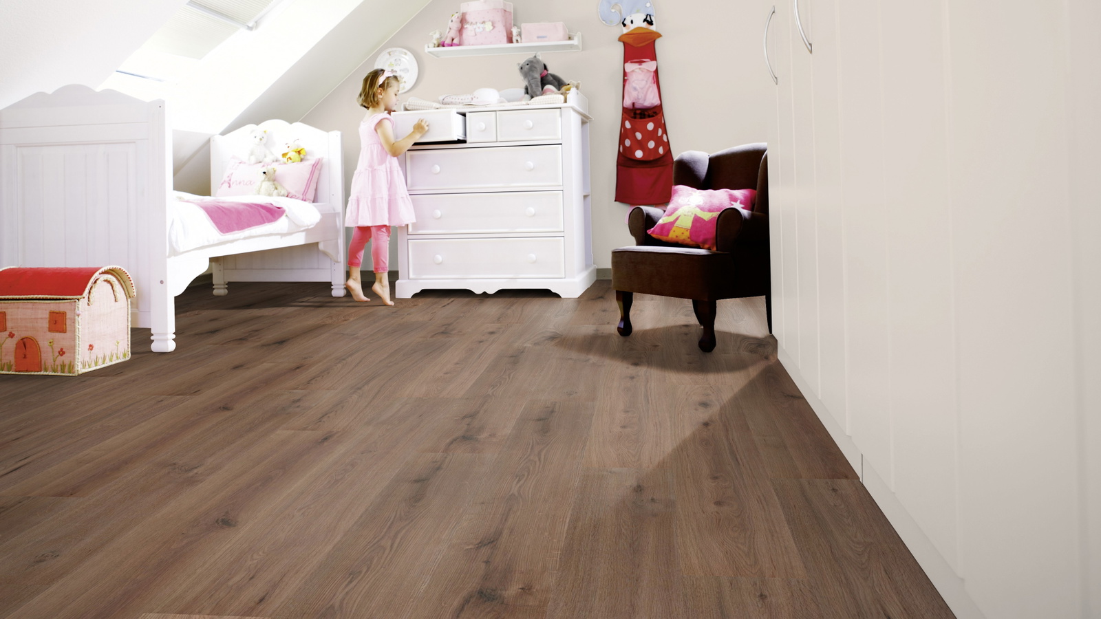 Milieubild Kinderzimmer mit weißer Kommode - wineo MLP303R