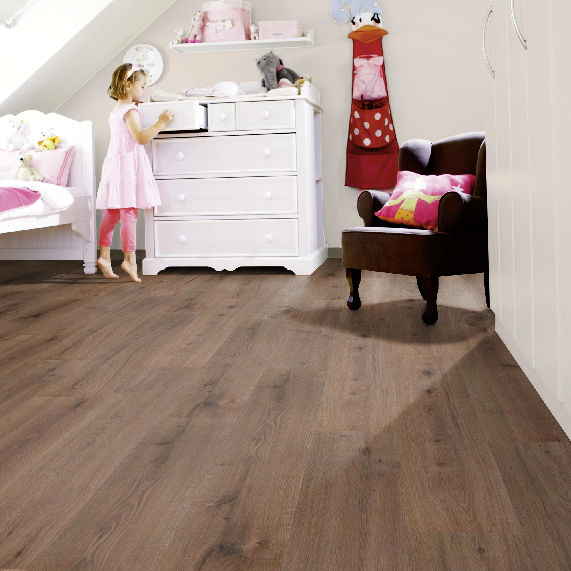 Milieubild Kinderzimmer mit weißer Kommode - wineo HDF Klick-Bioboden PURLINE wineo 1000 wood L Strong Oak Cappuccino Milieubild Kinderzimmer mit weißer Kommode - wineo MLP303R