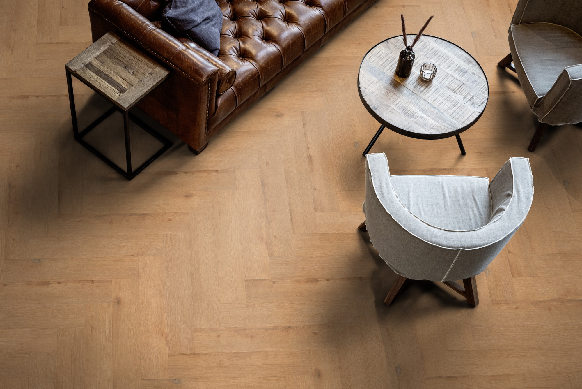 Milieubild Wohnzimmer mit Ledersofa - Blick von oben - ter Hürne Rigid Klick-Vinyl Perform Herringbone Edition Eiche Hamburg Milieubild Wohnzimmer mit Ledersofa - Blick von oben - ter Hürne 1101240800
