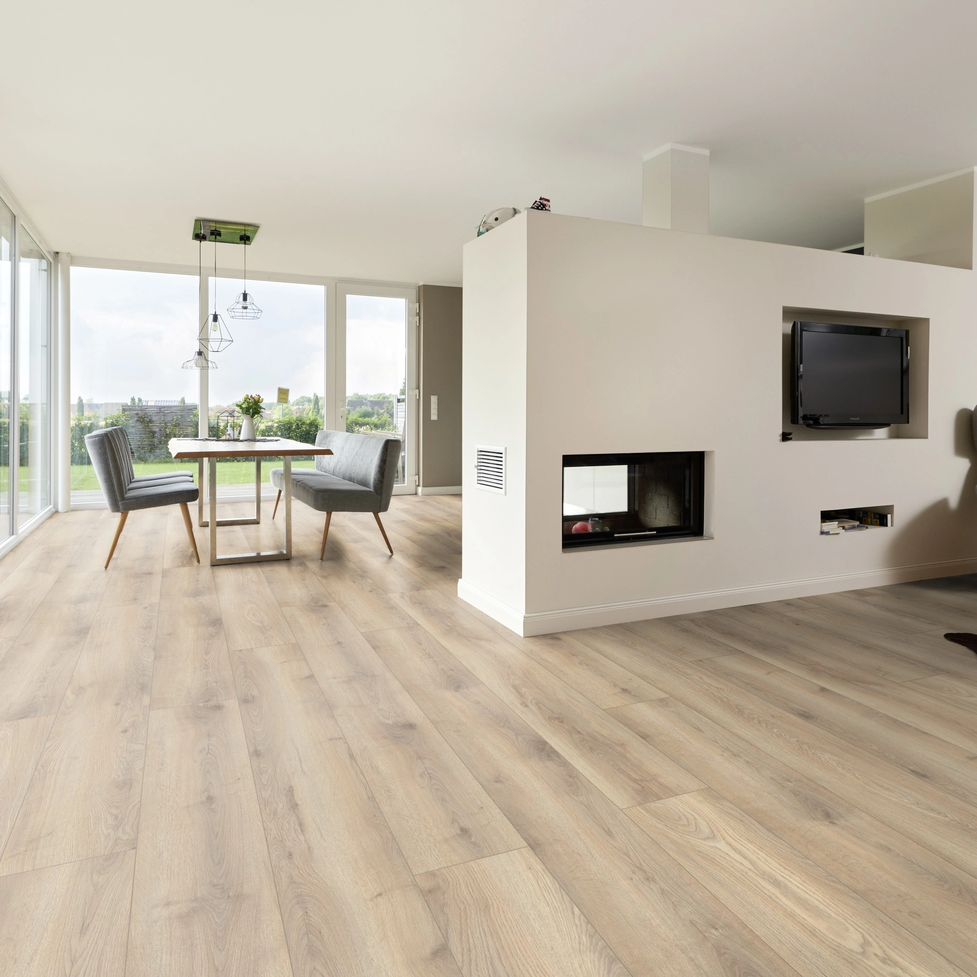 Milieubild Wohnzimmer mit Essbereich und Kamin - ter Hürne HDF Klick-Designboden Dureco Silent Grand Edition Eiche Hawaii Milieubild Wohnzimmer mit Essbereich und Kamin - ter Hürne 1101330010