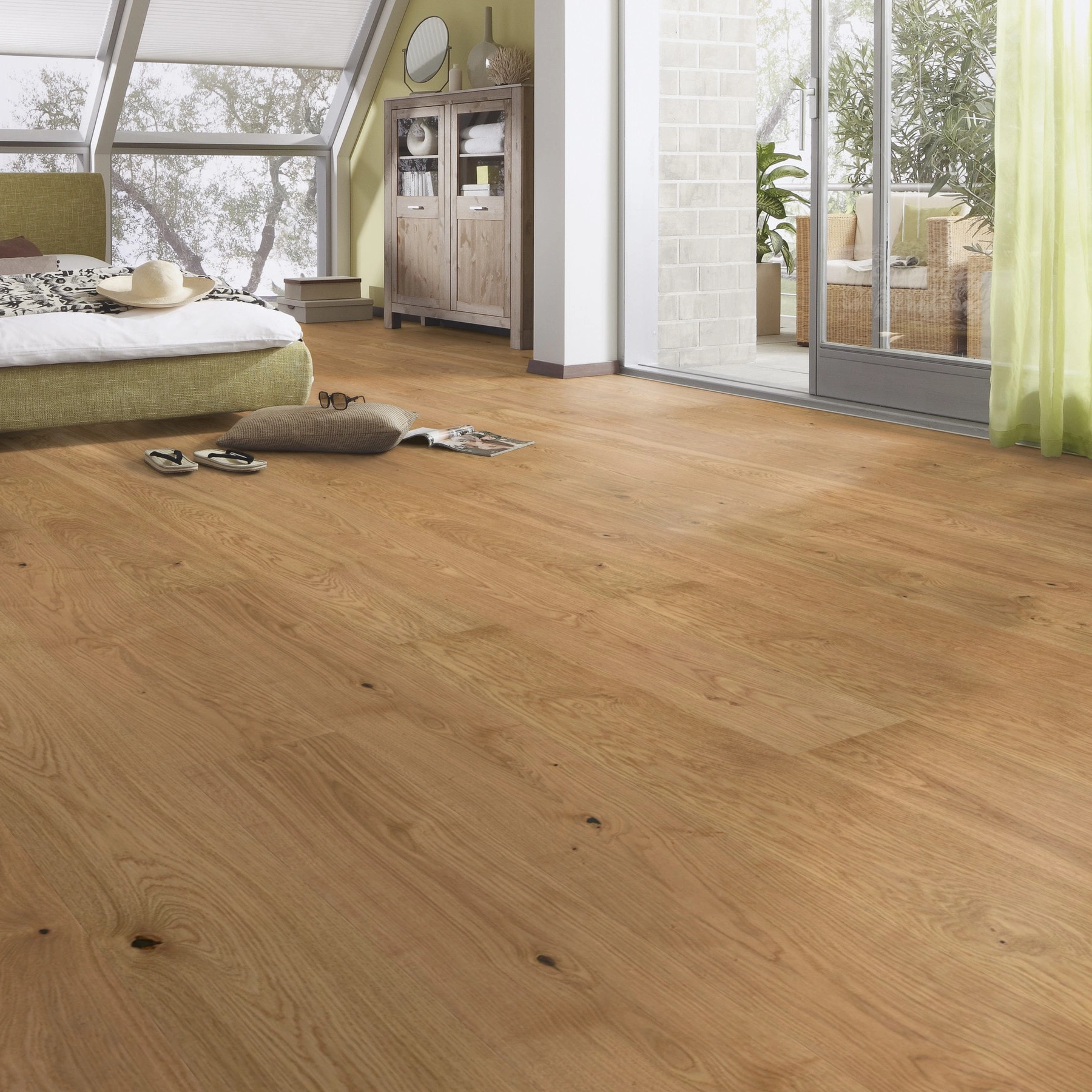 Milieubild Schlafzimmer im modernen Dachgeschoss - MEISTER Furnierboden HD 100 Natureflex Eiche lebhaft Milieubild Schlafzimmer im modernen Dachgeschoss - MEISTER 500139-2200210-20013