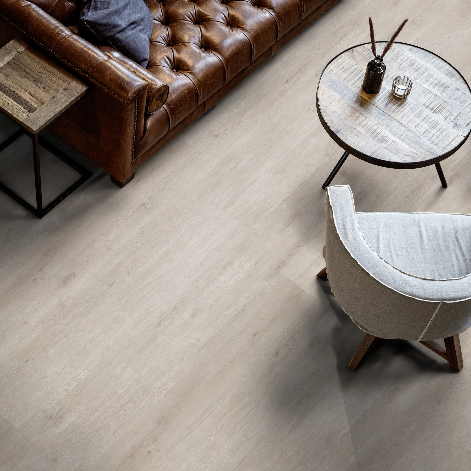 Milieubild Wohnzimmer mit Ledersofa - Blick von oben - ter Hürne Klebe-Vinyl Pro Grand Choice Eiche Odessa Milieubild Wohnzimmer mit Ledersofa - Blick von oben - ter Hürne 1101210413