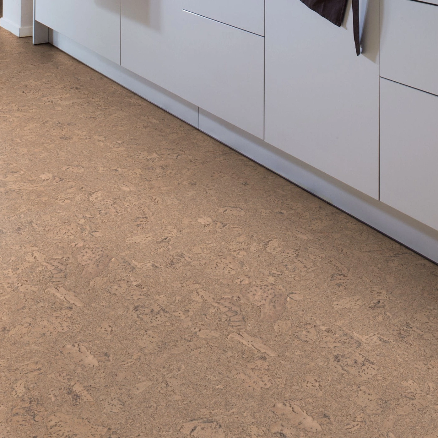 Milieubild Esszimmer mit Küchenblock - Wicanders Wise HDF Klick-Korkboden cork Essence Personality Champagne Milieubild Esszimmer mit Küchenblock - Wicanders Wise 80002263