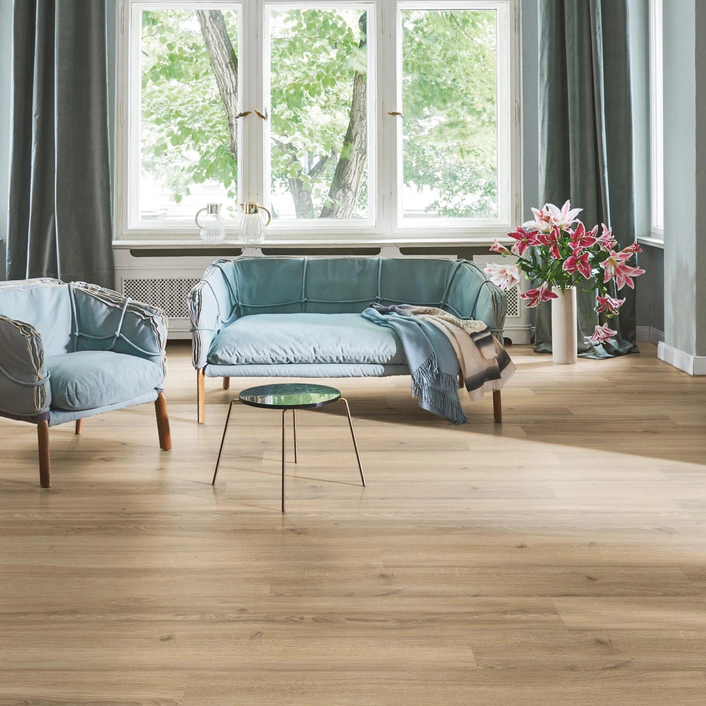 Milieubild Wohnzimmer in Stadtwohnung - Parador Laminat Basic 400 Eiche Studioline beige Milieubild Wohnzimmer in Stadtwohnung - Parador 1748183