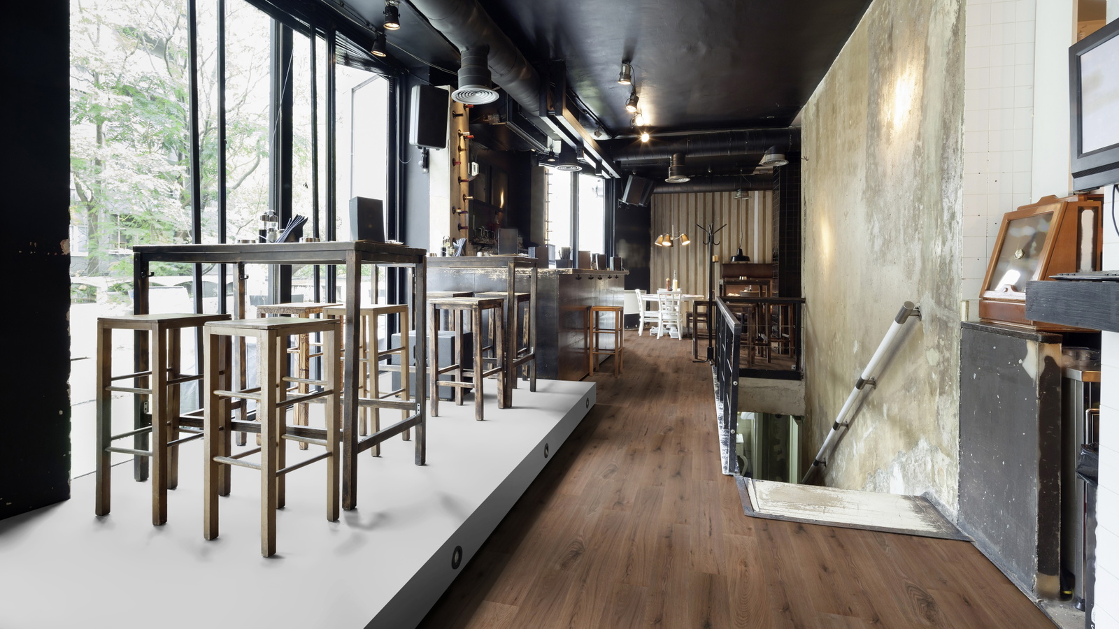 Milieubild Restaurant - Bar mit Tischen und Hockern - wineo PLC303R