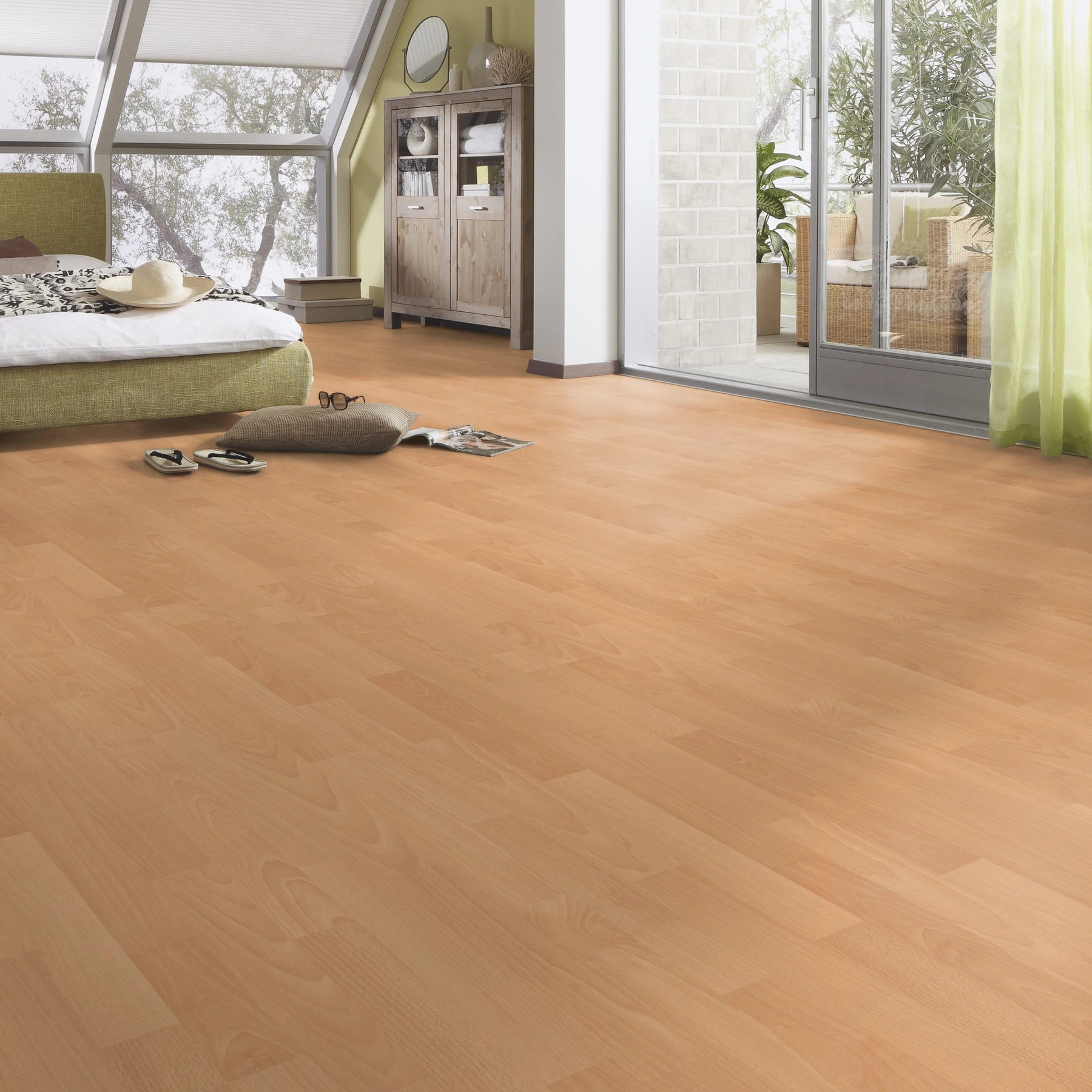 Milieubild Schlafzimmer im modernen Dachgeschoss - MEISTER Laminat LC 150 Buche Milieubild Schlafzimmer im modernen Dachgeschoss - MEISTER 600014-1288198-06201