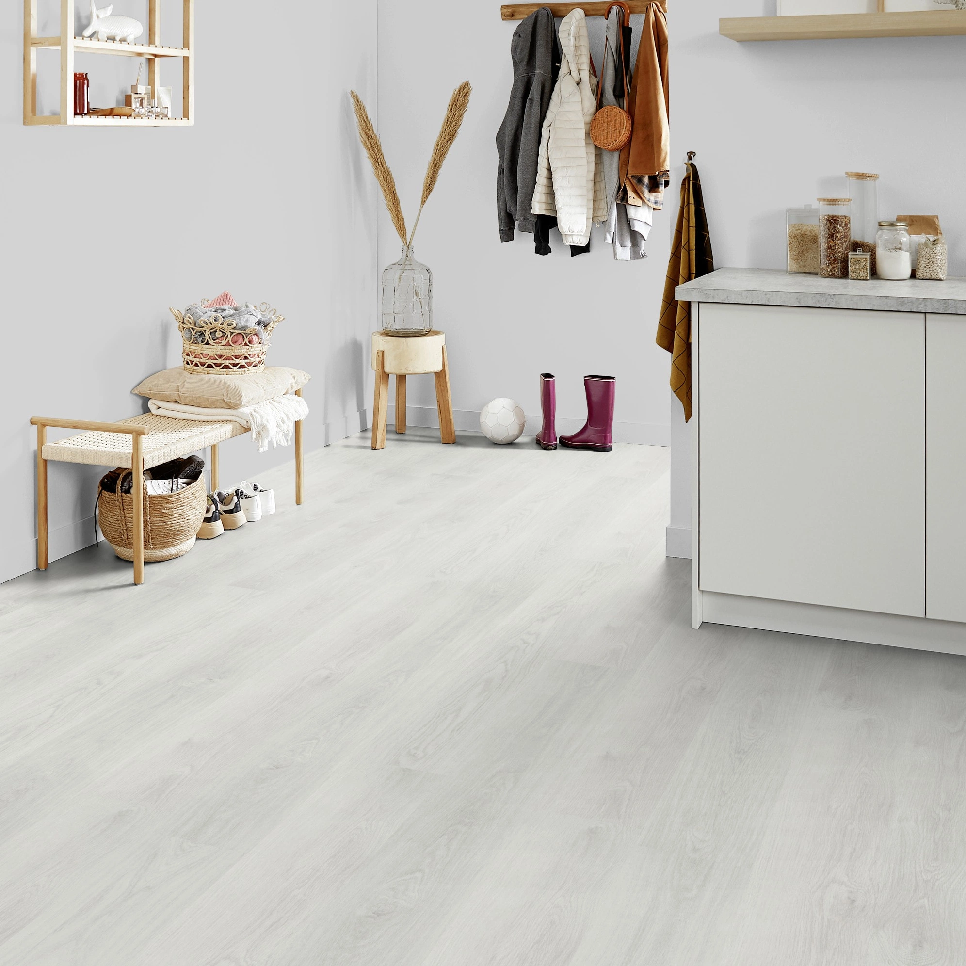Milieubild Kompakte Küchenzeile im offenen Wohnbereich - Forbo Flooring Klebe-Vinyl Enduro Dryback Wood White Oak Milieubild Kompakte Küchenzeile im offenen Wohnbereich - Forbo Flooring 217621