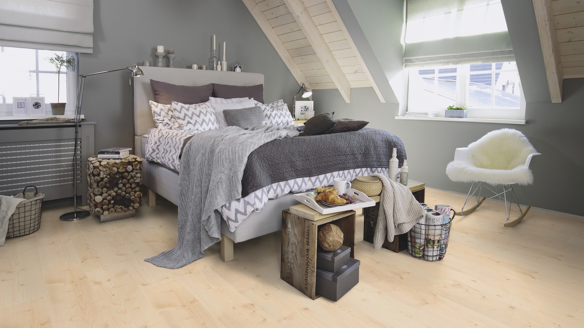 Milieubild Schlafzimmer im modernen Dachgeschoss - wineo Klebe-Bioboden PURLINE wineo 1000 wood L Natural Pine Beach Milieubild Schlafzimmer im modernen Dachgeschoss - wineo PL297R