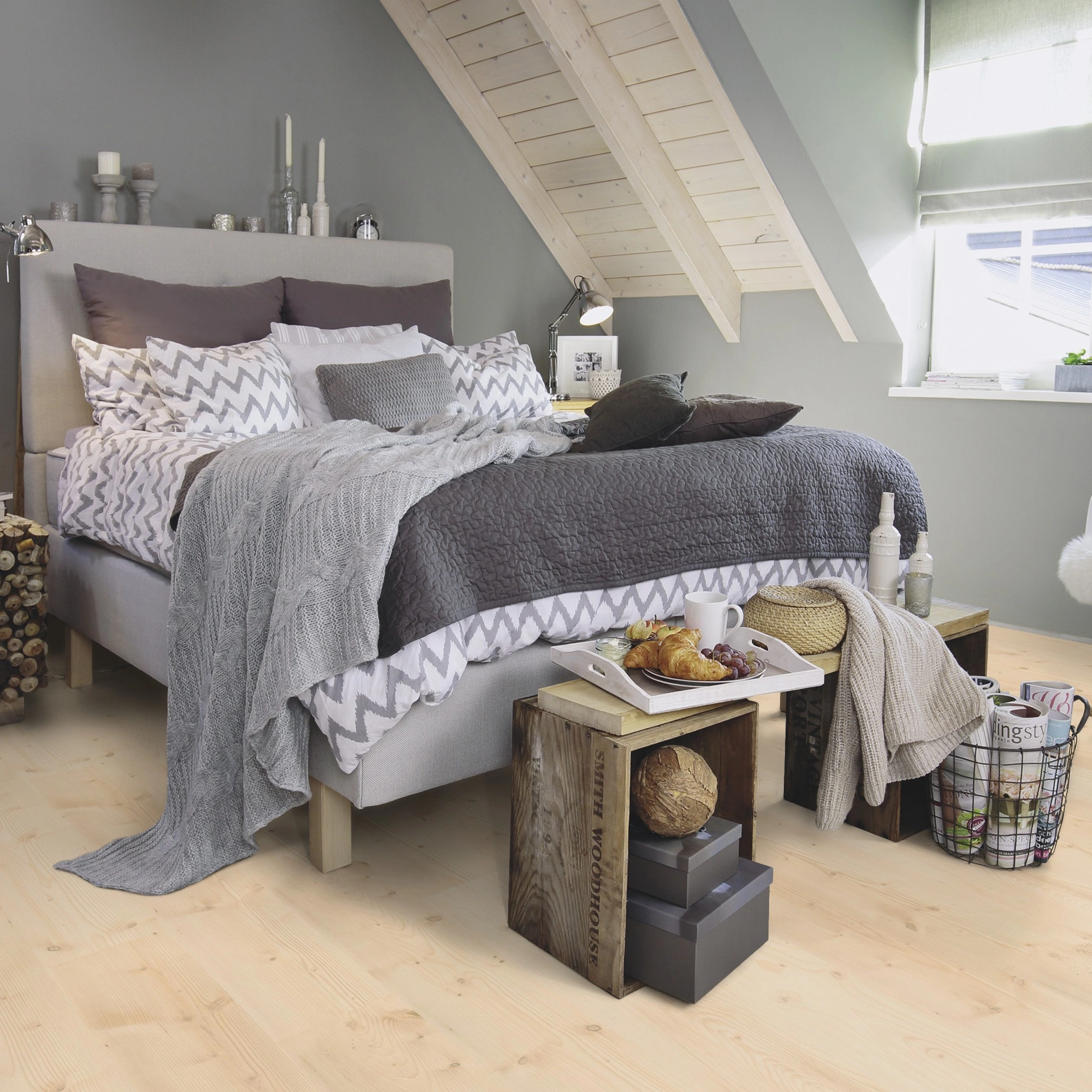 Milieubild Schlafzimmer im modernen Dachgeschoss - wineo Klebe-Bioboden PURLINE wineo 1000 wood L Natural Pine Beach Milieubild Schlafzimmer im modernen Dachgeschoss - wineo PL297R