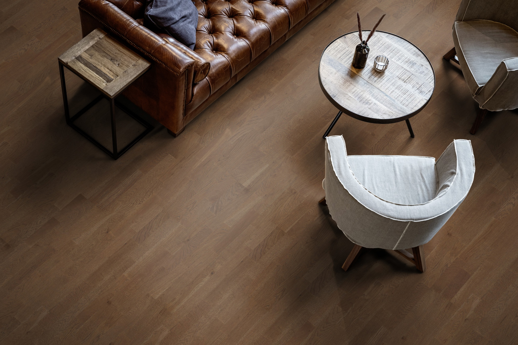 Milieubild Wohnzimmer mit Ledersofa - Blick von oben - ter Hürne Parkett Tailored Collection Eiche Burgund Milieubild Wohnzimmer mit Ledersofa - Blick von oben - ter Hürne 1101312517