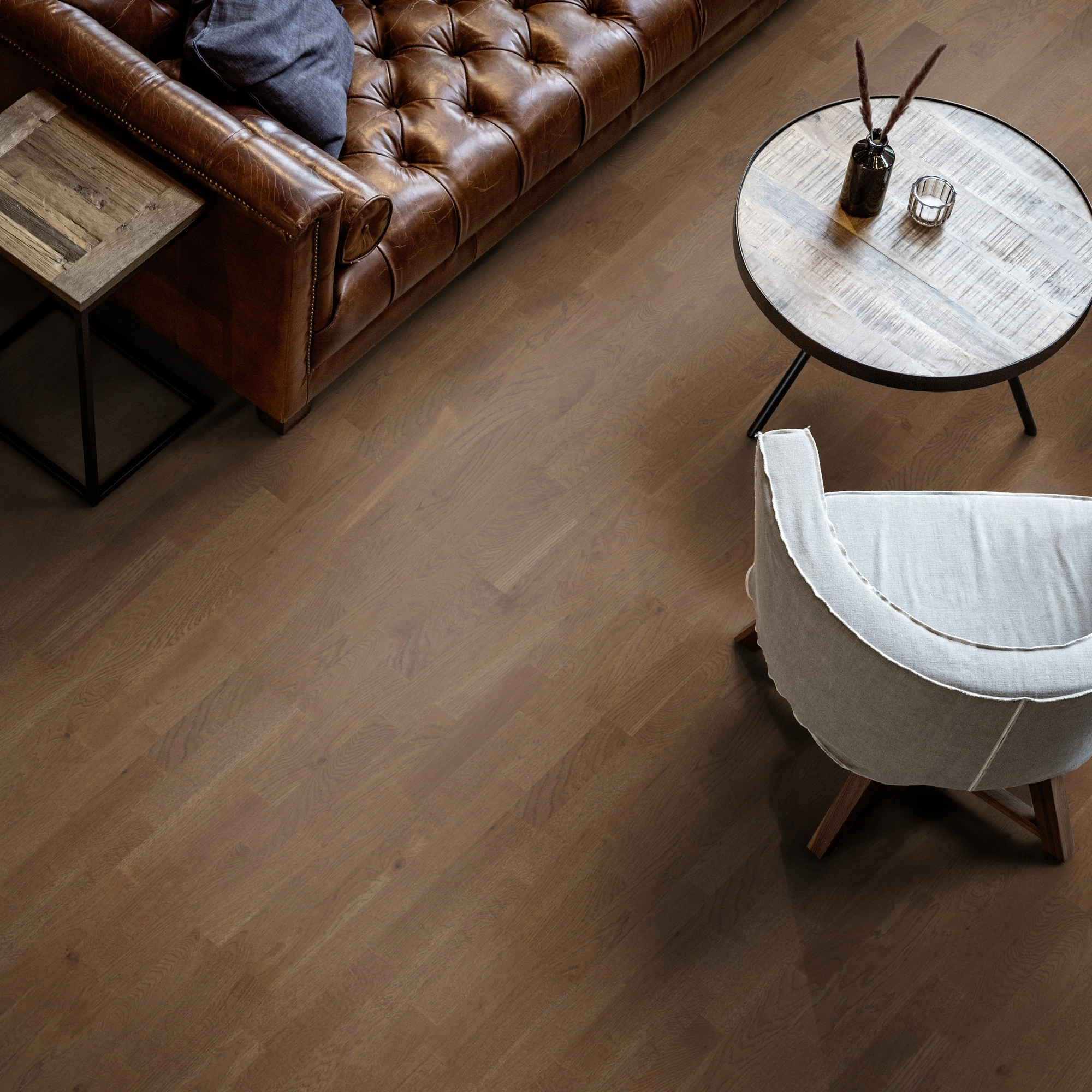 Milieubild Wohnzimmer mit Ledersofa - Blick von oben - ter Hürne Parkett Tailored Collection Eiche Burgund Milieubild Wohnzimmer mit Ledersofa - Blick von oben - ter Hürne 1101312517