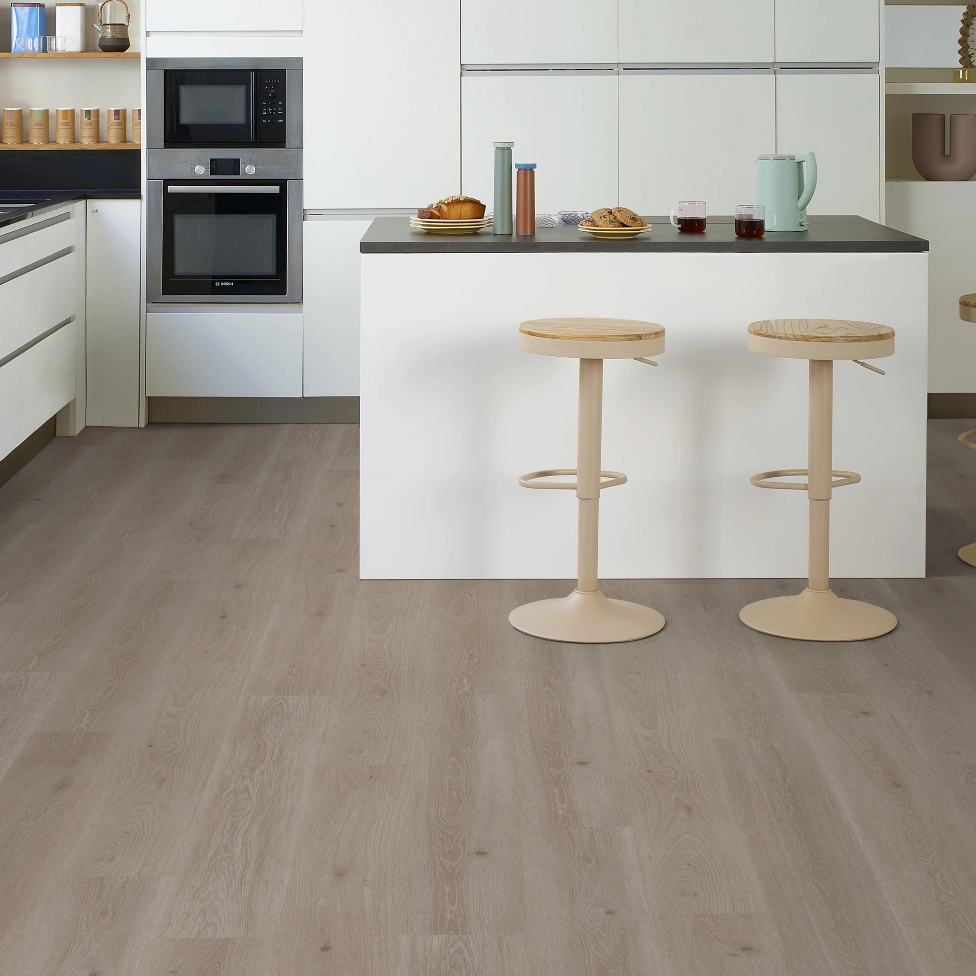 Milieubild Moderne Küche mit Küchenblock - Tarkett Klebe-Vinyl Essence 30 Tribe Oak Grey Milieubild Moderne Küche mit Küchenblock - Tarkett 260055008