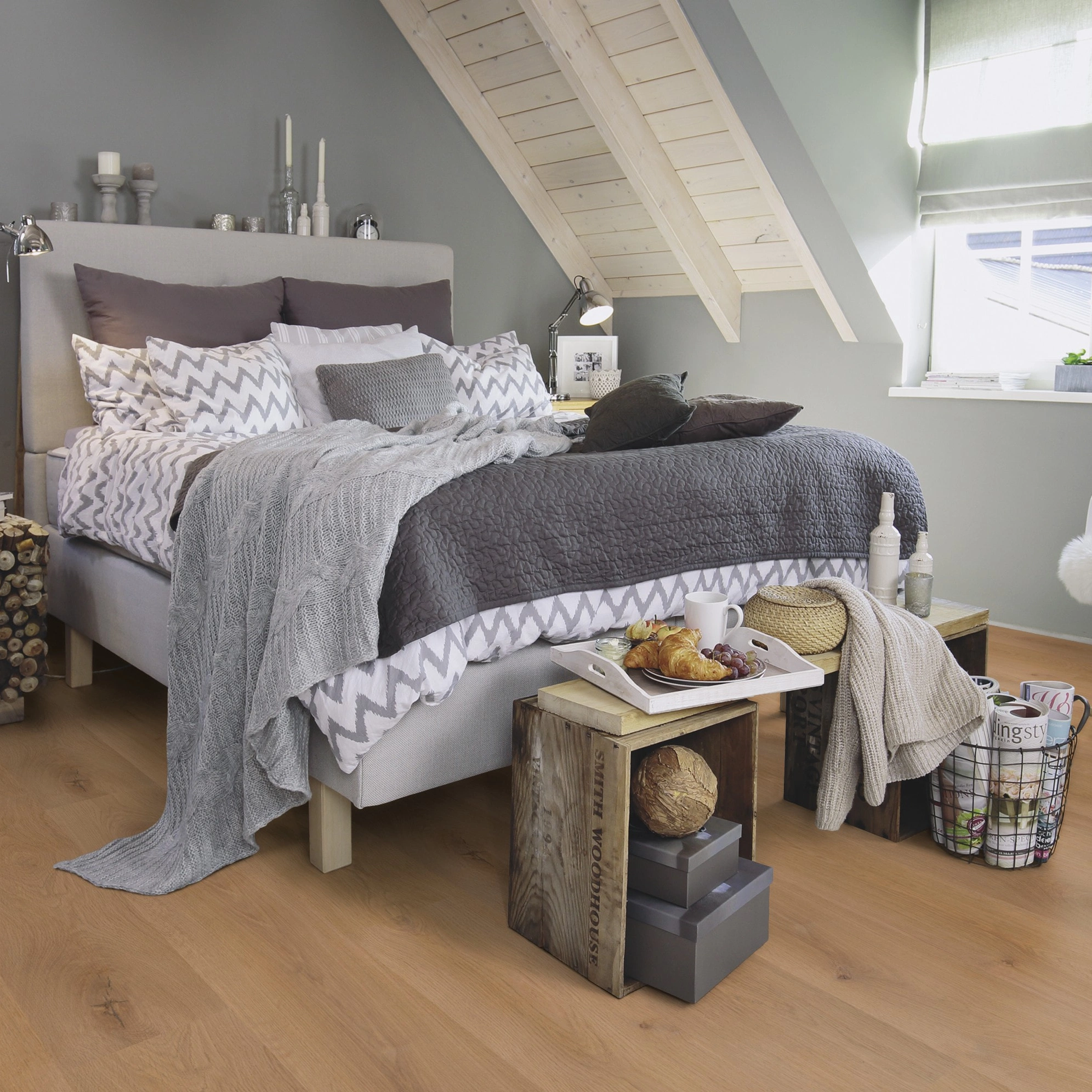 Milieubild Schlafzimmer im modernen Dachgeschoss - wineo Klick-Bioboden PURLINE wineo 1000 wood XL Noble Oak Toffee Milieubild Schlafzimmer im modernen Dachgeschoss - wineo PLC311R
