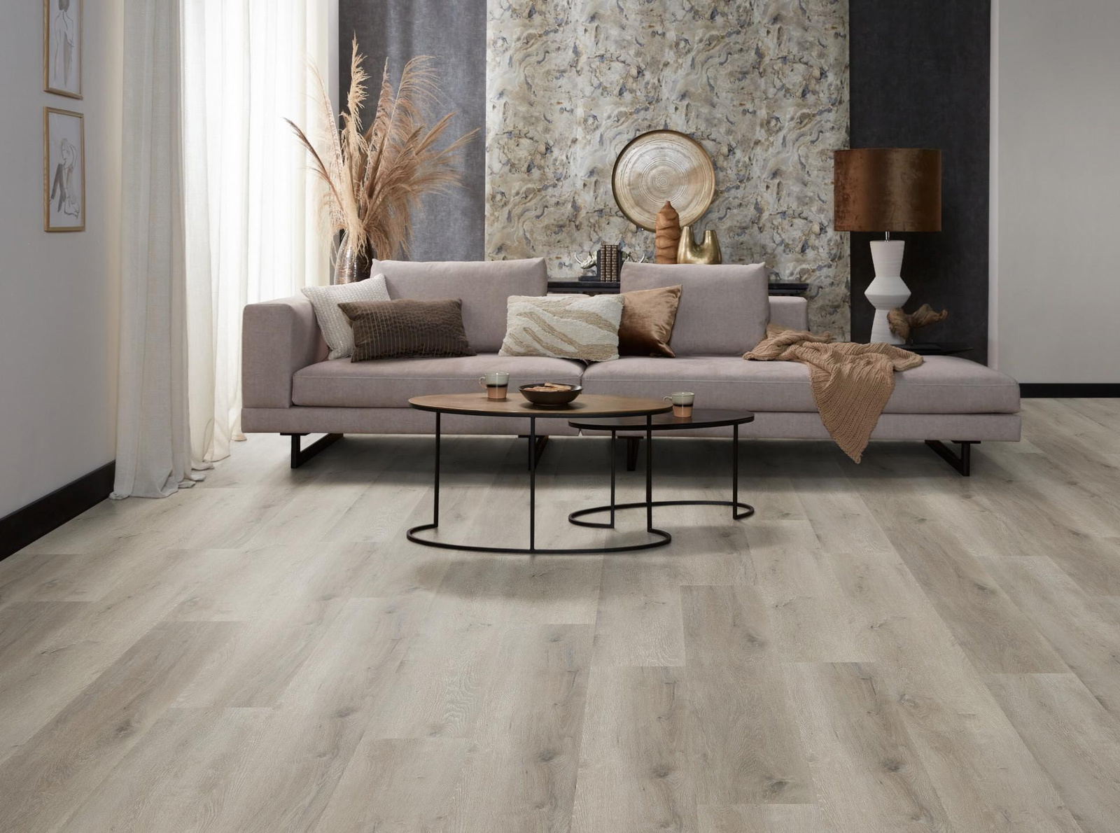 Milieubild Modernes, freundliches Wohnzimmer mit Sofa und Wandtapete - nexflor NXF-20030-004