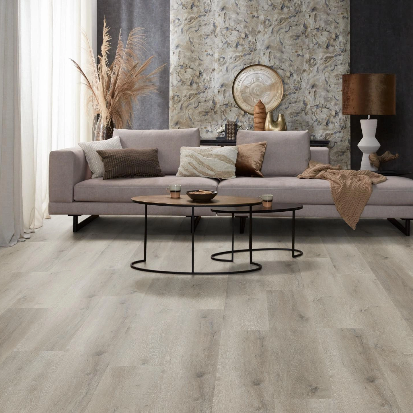 Milieubild Modernes, freundliches Wohnzimmer mit Sofa und Wandtapete - nexflor Rigid Klick-Vinyl Helios Click Collection Teos Oak Milieubild Modernes, freundliches Wohnzimmer mit Sofa und Wandtapete - nexflor NXF-20030-004
