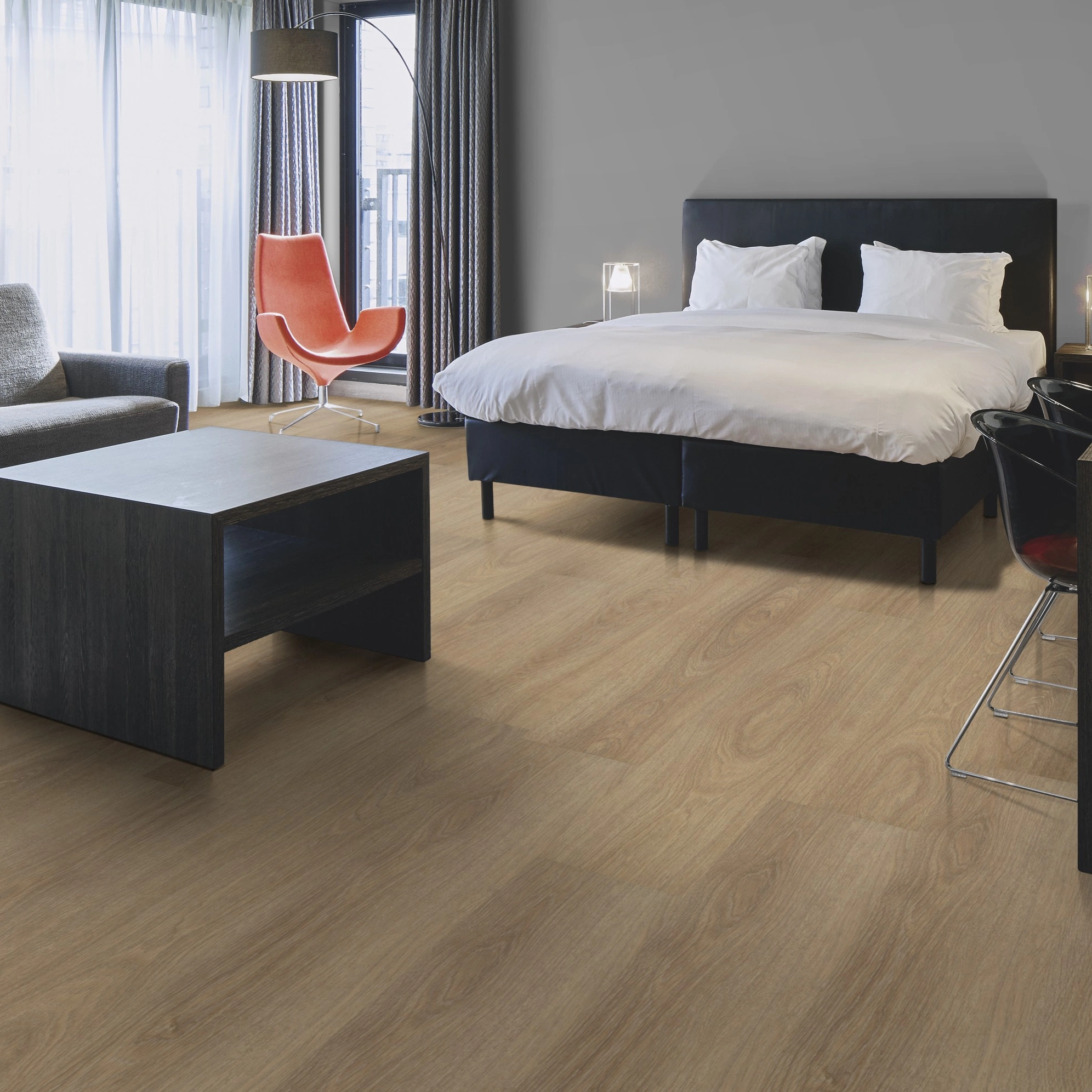 Milieubild Hotelzimmer mit Kingsize-Bett - Forbo Flooring Klebe-Vinyl Allura Dryback 0.55 Wood Grey Giant Oak Milieubild Hotelzimmer mit Kingsize-Bett - Forbo Flooring 220108