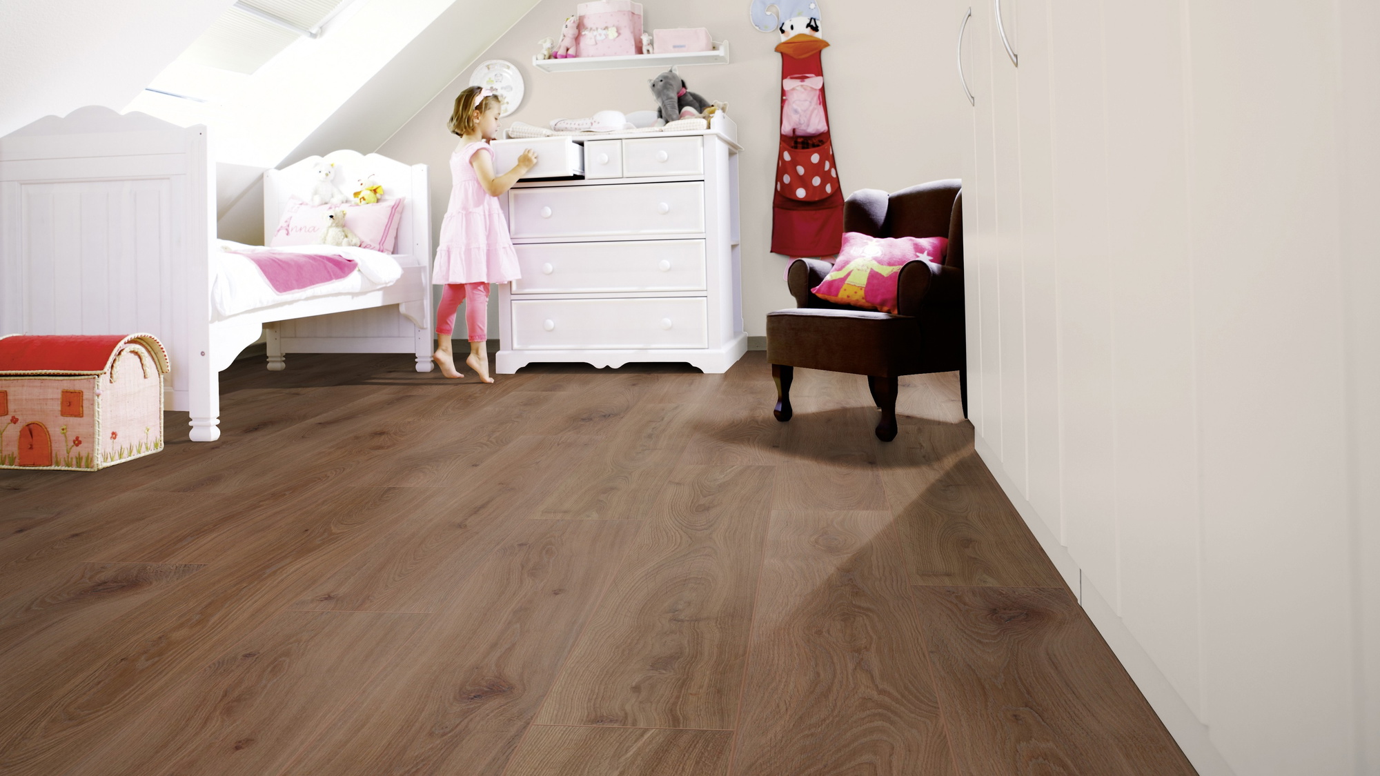Milieubild Kinderzimmer mit weißer Kommode - wineo Klick-Bioboden PURLINE wineo 1000 wood XL Noble Oak Chocolate Milieubild Kinderzimmer mit weißer Kommode - wineo PLC312R