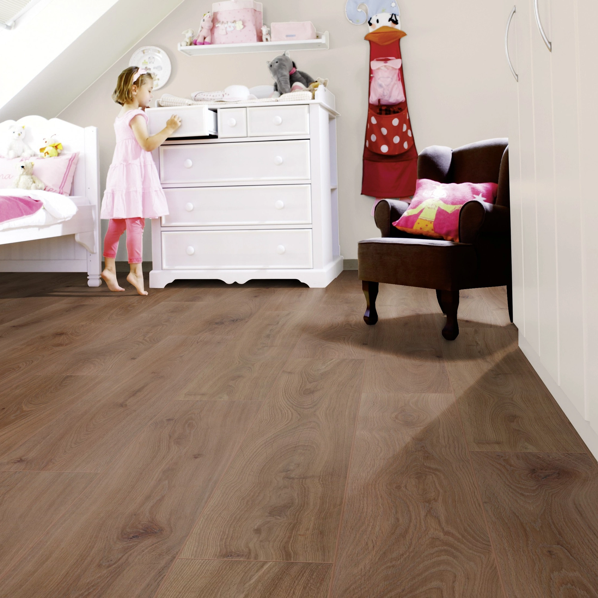 Milieubild Kinderzimmer mit weißer Kommode - wineo Klick-Bioboden PURLINE wineo 1000 wood XL Noble Oak Chocolate Milieubild Kinderzimmer mit weißer Kommode - wineo PLC312R