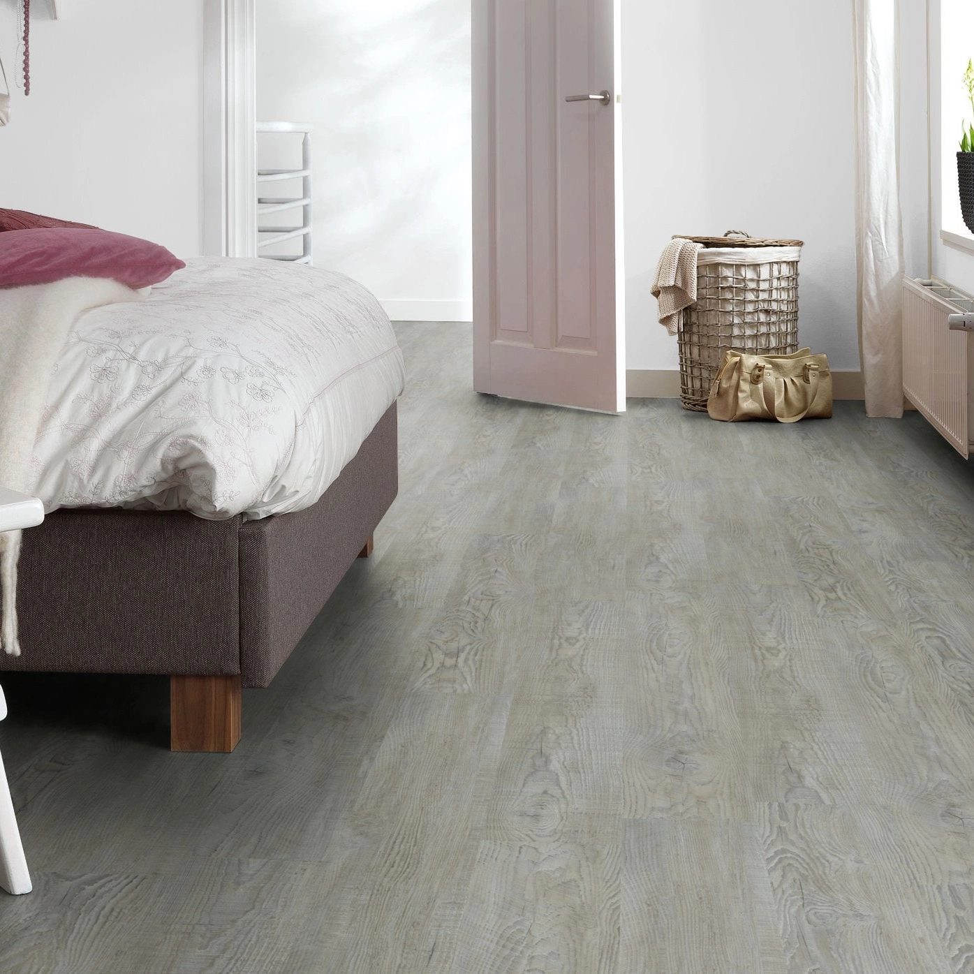 Milieubild Schlafzimmer mit Hocker - Forbo Flooring Klebe-Vinyl Enduro Dryback Wood Steamed Pine Milieubild Schlafzimmer mit Hocker - Forbo Flooring 217636