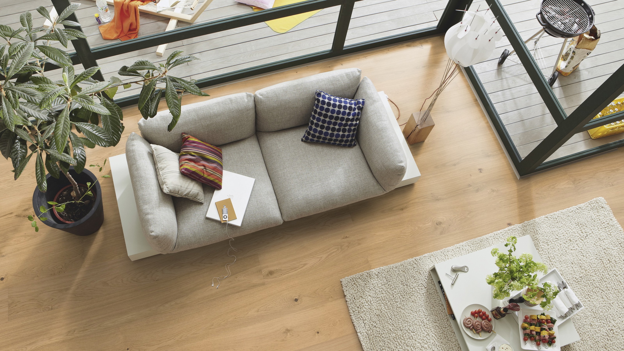 Milieubild Wohnzimmer im Wintergarten - Blick von oben - MEISTER Furnierboden HD 100 Natureflex Eiche lebhaft creme Milieubild Wohnzimmer im Wintergarten - Blick von oben - MEISTER 500139-2200210-20015