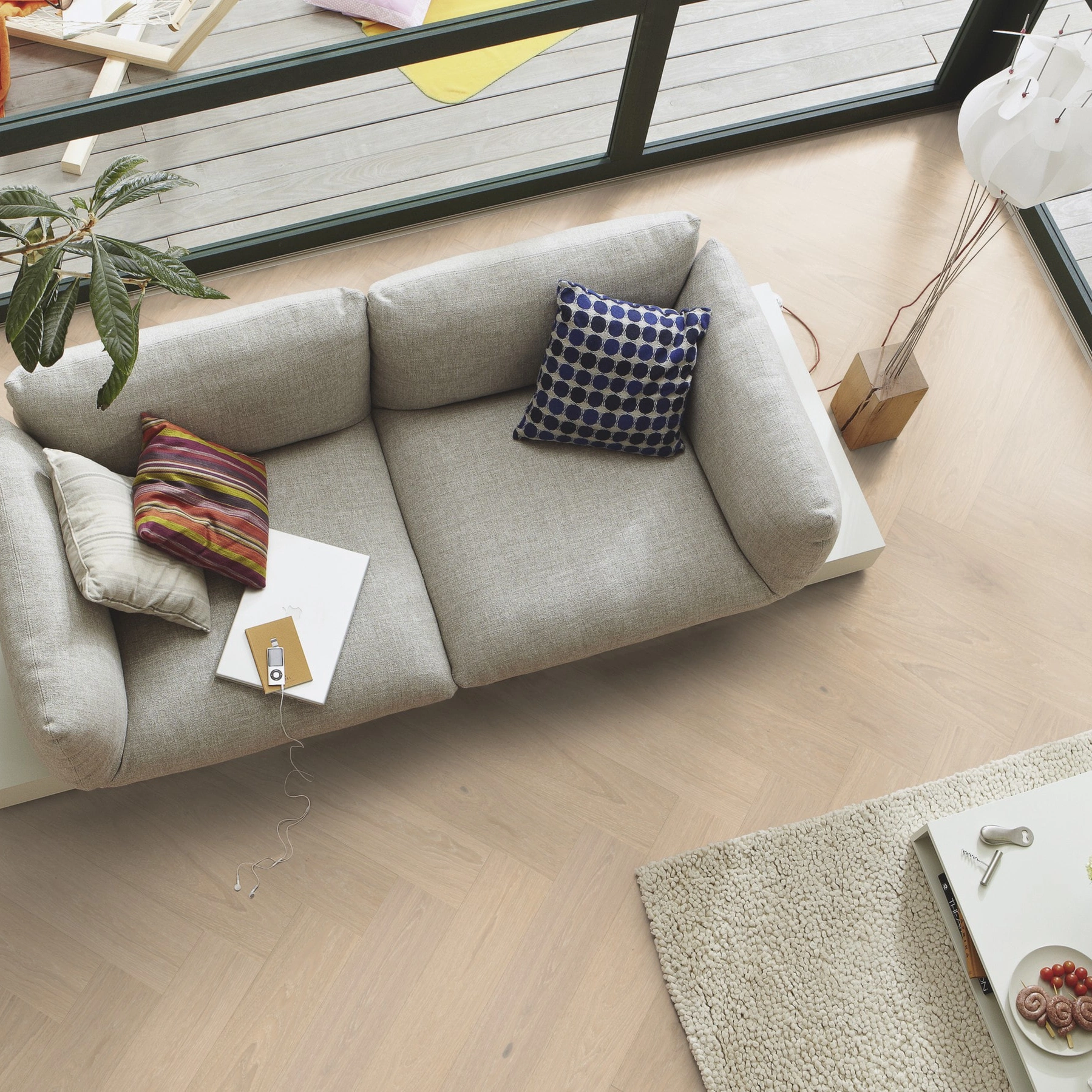 Milieubild Wohnzimmer im Wintergarten - Blick von oben - MEISTER Holzboden HS 500 Lindura Eiche classic champagner Milieubild Wohnzimmer im Wintergarten - Blick von oben - MEISTER 500010-0700140-08930