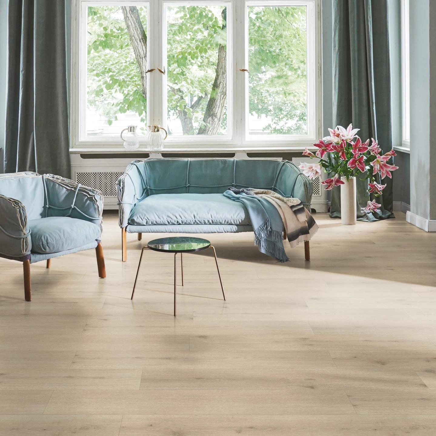 Milieubild Wohnzimmer in Stadtwohnung - Parador HDF Klick-Designboden Modular ONE Eiche Urban hell Milieubild Wohnzimmer in Stadtwohnung - Parador 1730769