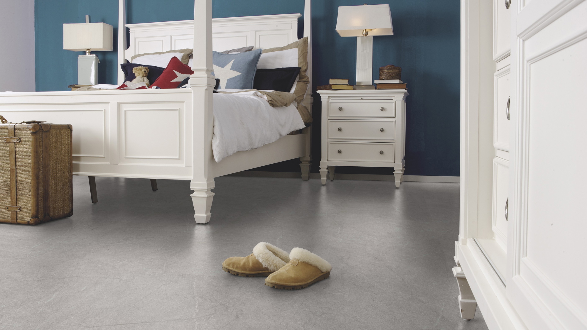 Milieubild Schlafzimmer im Landhaus-Stil - wineo Klebe-Bioboden PURLINE wineo 1500 stone XL Serene Marble Grey Milieubild Schlafzimmer im Landhaus-Stil - wineo PL15412SXL