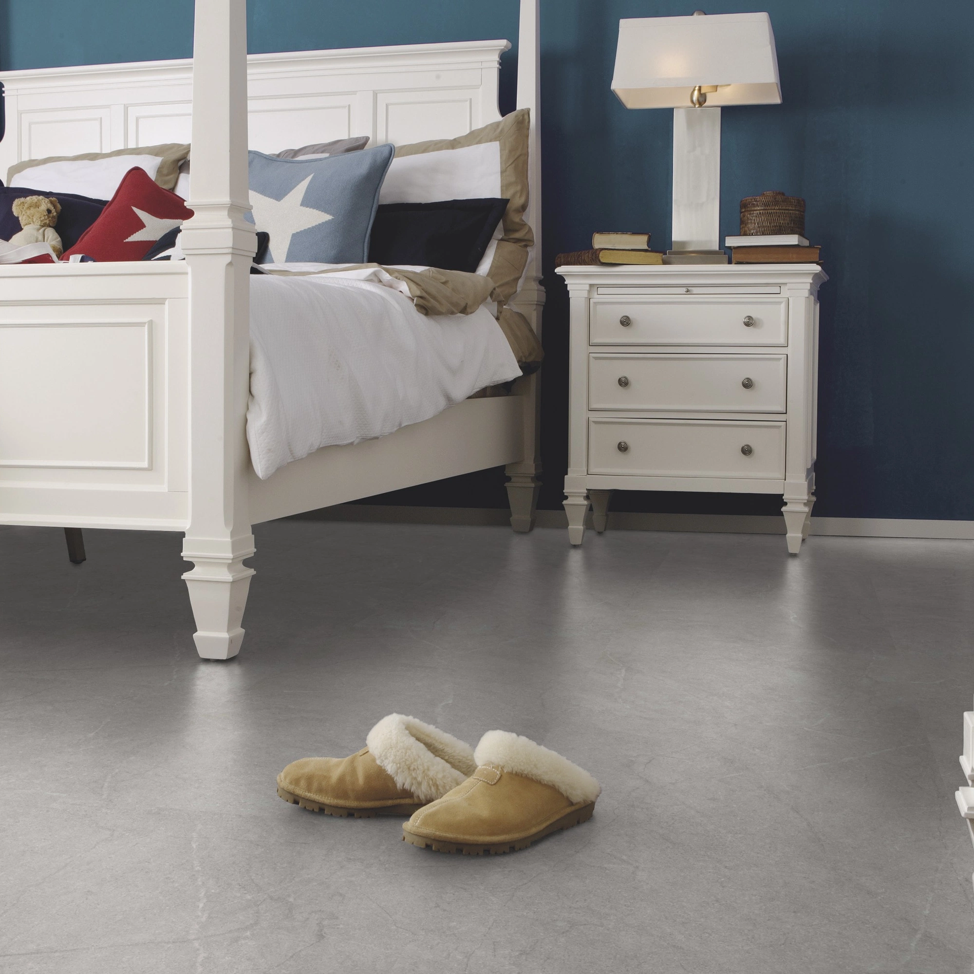 Milieubild Schlafzimmer im Landhaus-Stil - wineo Klebe-Bioboden PURLINE wineo 1500 stone XL Serene Marble Grey Milieubild Schlafzimmer im Landhaus-Stil - wineo PL15412SXL