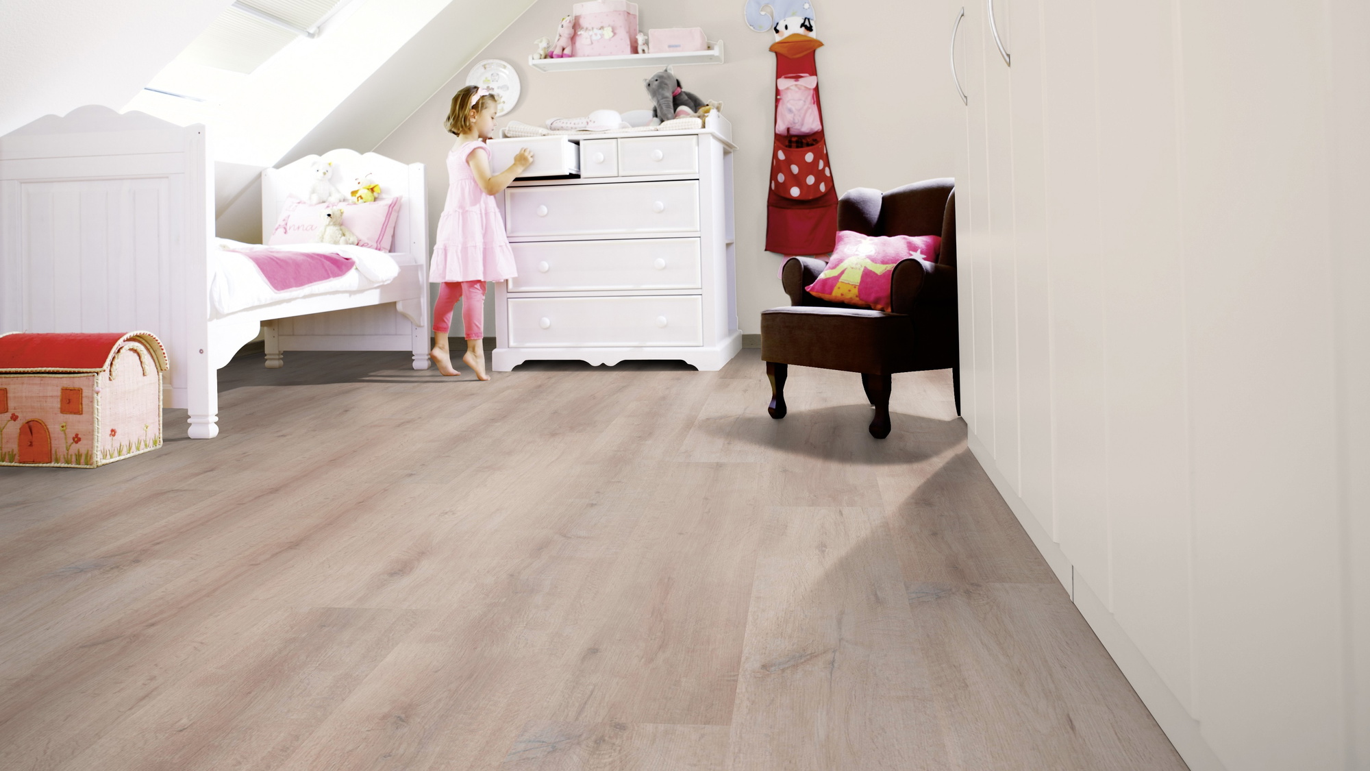 Milieubild Kinderzimmer mit weißer Kommode - wineo Klick-Bioboden PURLINE wineo 1000 wood XL Rustic Oak Taupe Milieubild Kinderzimmer mit weißer Kommode - wineo PLC313R
