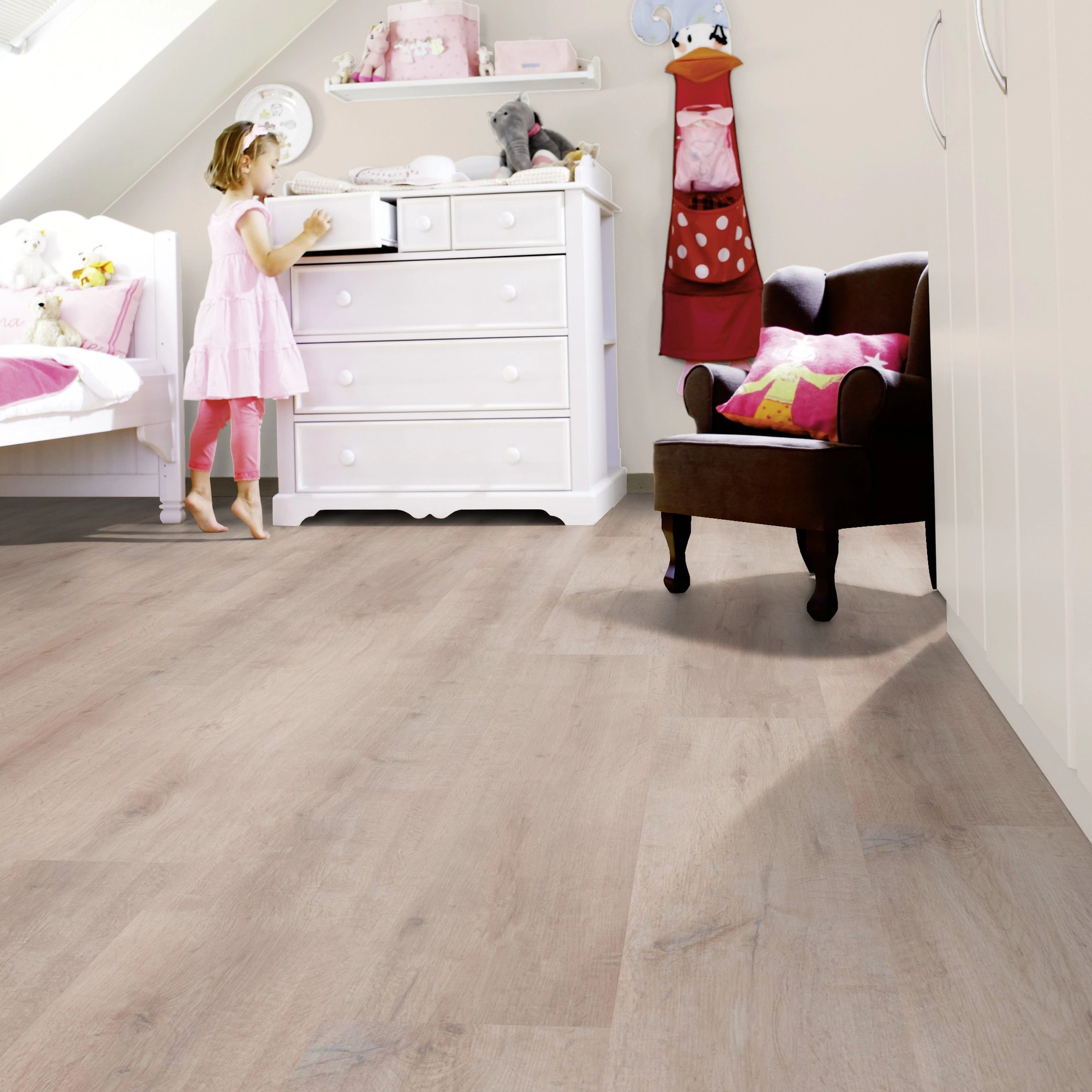 Milieubild Kinderzimmer mit weißer Kommode - wineo Klick-Bioboden PURLINE wineo 1000 wood XL Rustic Oak Taupe Milieubild Kinderzimmer mit weißer Kommode - wineo PLC313R