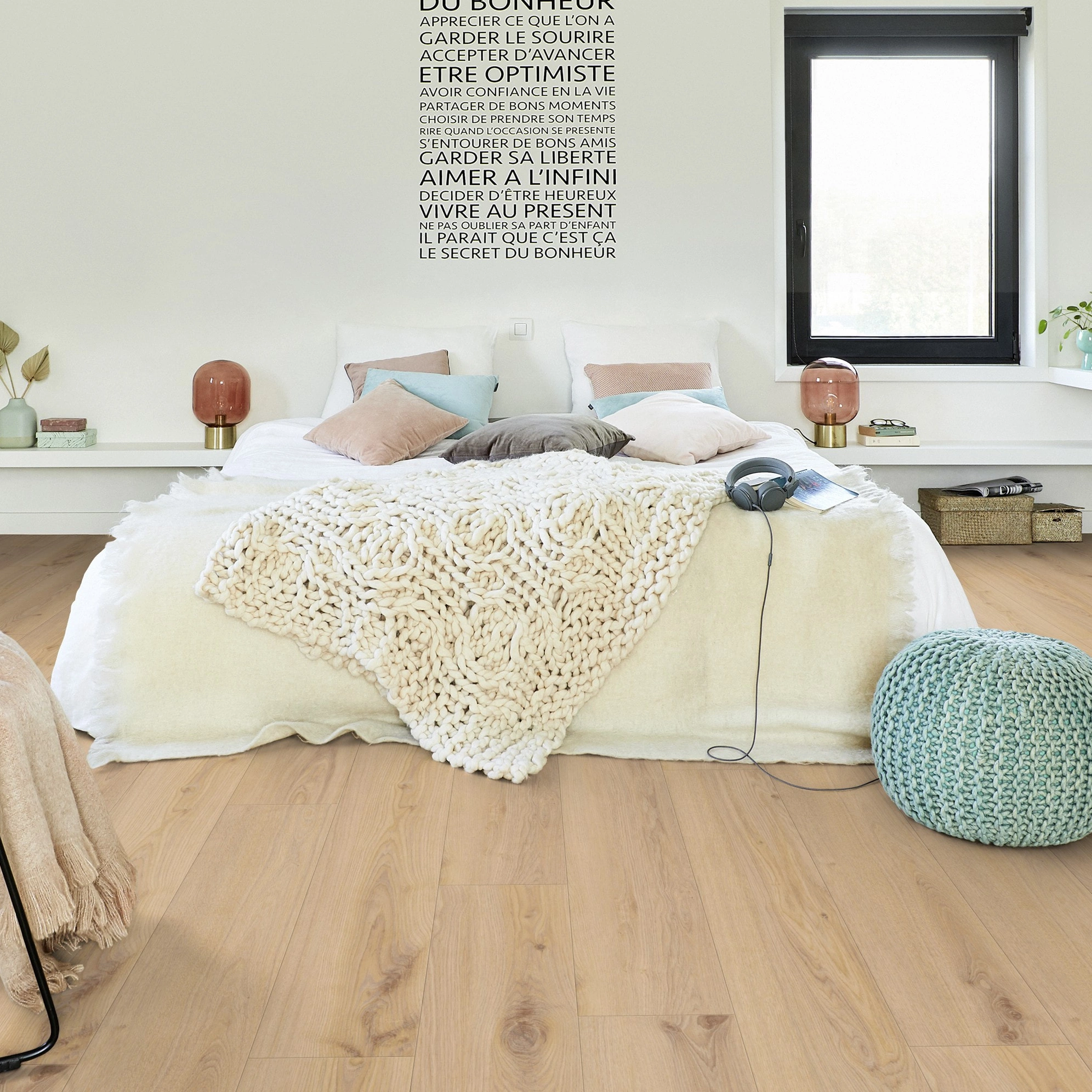 Milieubild Modernes Schlafzimmer - Bett mit Stuhl - Tarkett Klebe-Vinyl Essence 55 Primary Oak Beige Milieubild Modernes Schlafzimmer - Bett mit Stuhl - Tarkett 260053003