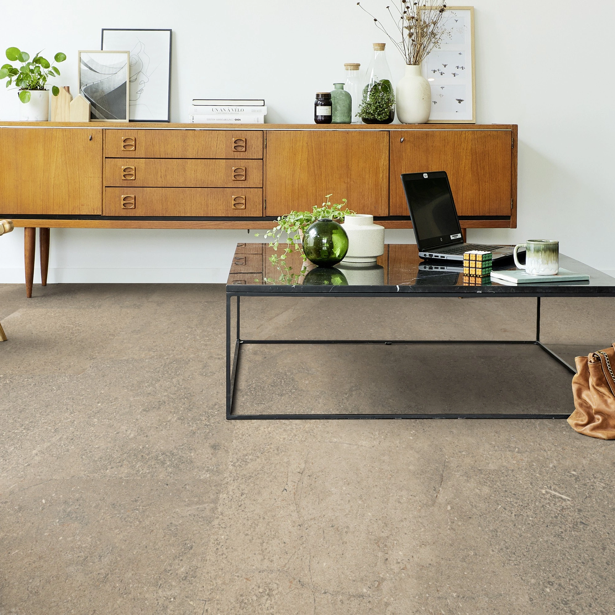 Milieubild Wohnzimmer mit Sideboard - Tarkett Rigid Klick-Vinyl iD Click Ultimate 70 NATURALS Sediment Beige Milieubild Wohnzimmer mit Sideboard - Tarkett 260008037
