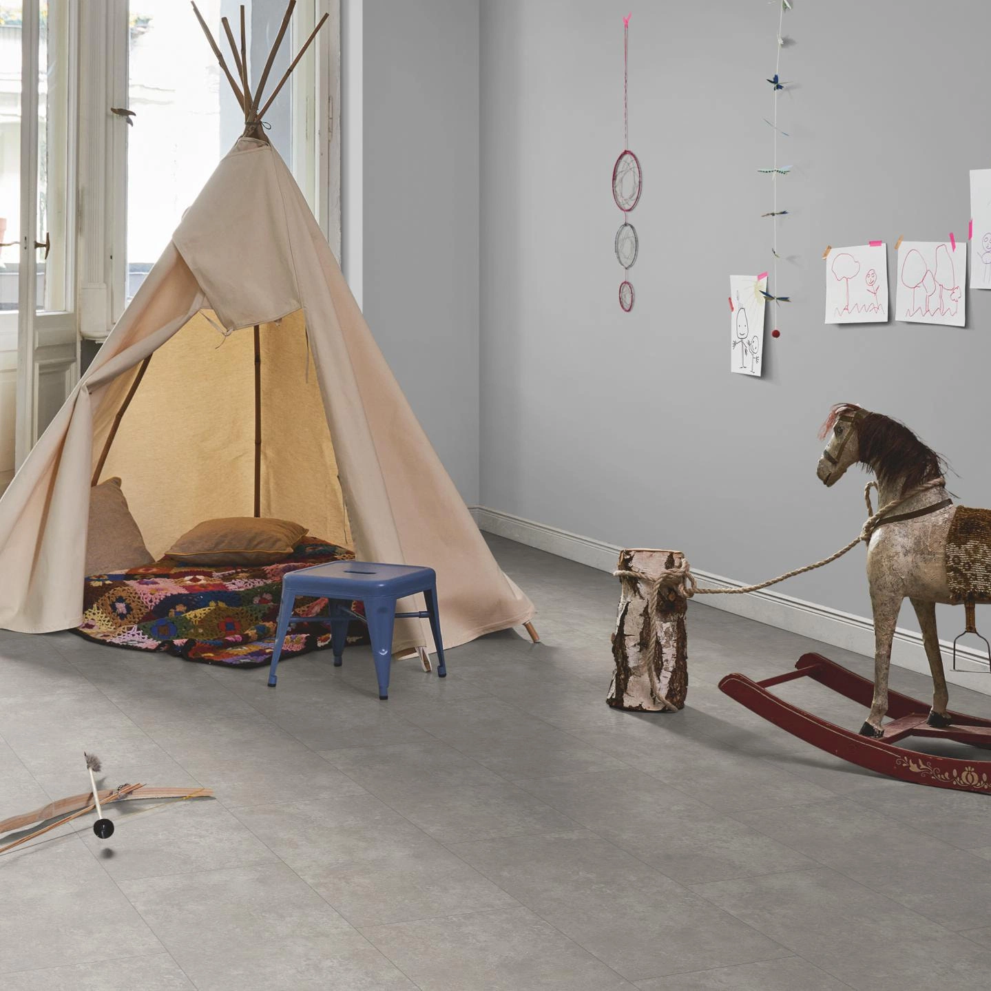 Milieubild Kinderzimmer in Stadtwohnung - Parador HDF Klick-Designboden Modular ONE Stein Atlas hellgrau Milieubild Kinderzimmer in Stadtwohnung - Parador 1748731