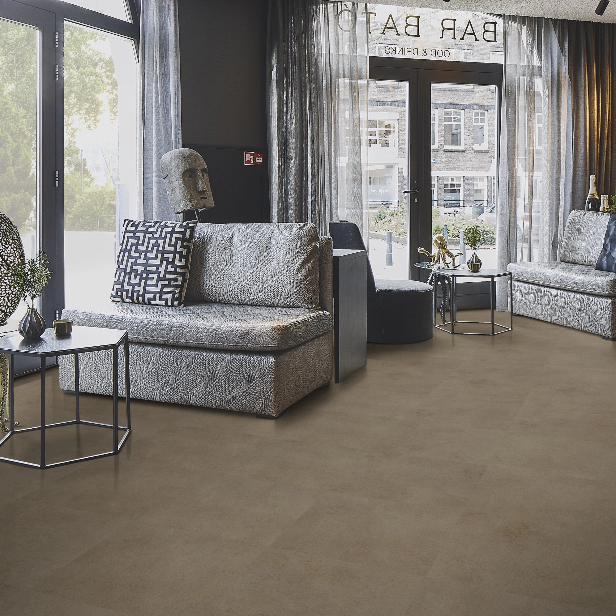 Milieubild Lounge in Hotelbar - Forbo Flooring Klebe-Vinyl Allura Dryback 0.55 Material Canyon Cement Milieubild Lounge in Hotelbar - Forbo Flooring 243651