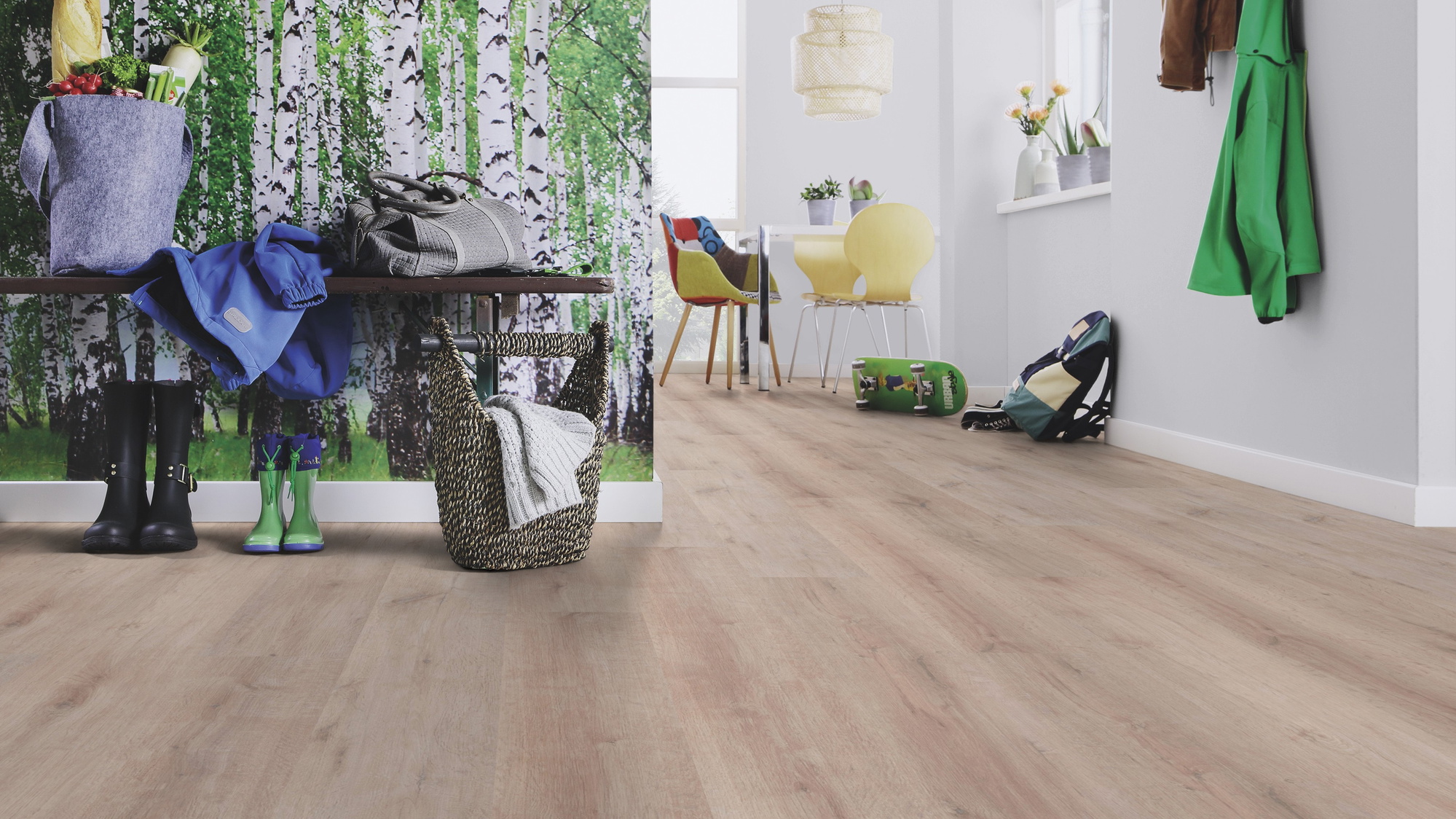 Milieubild Esszimmer mit Flur und Sitzbank - wineo Klebe-Bioboden PURLINE wineo 1000 wood XL Rustic Oak Taupe Milieubild Esszimmer mit Flur und Sitzbank - wineo PL313R