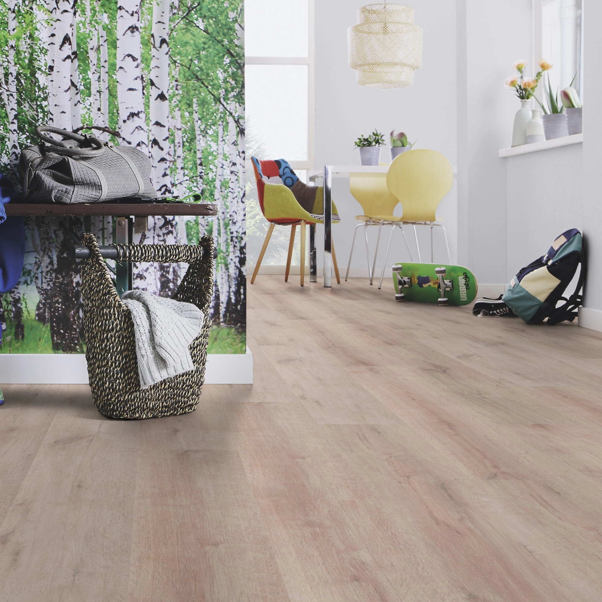 Milieubild Esszimmer mit Flur und Sitzbank - wineo Klebe-Bioboden PURLINE wineo 1000 wood XL Rustic Oak Taupe Milieubild Esszimmer mit Flur und Sitzbank - wineo PL313R