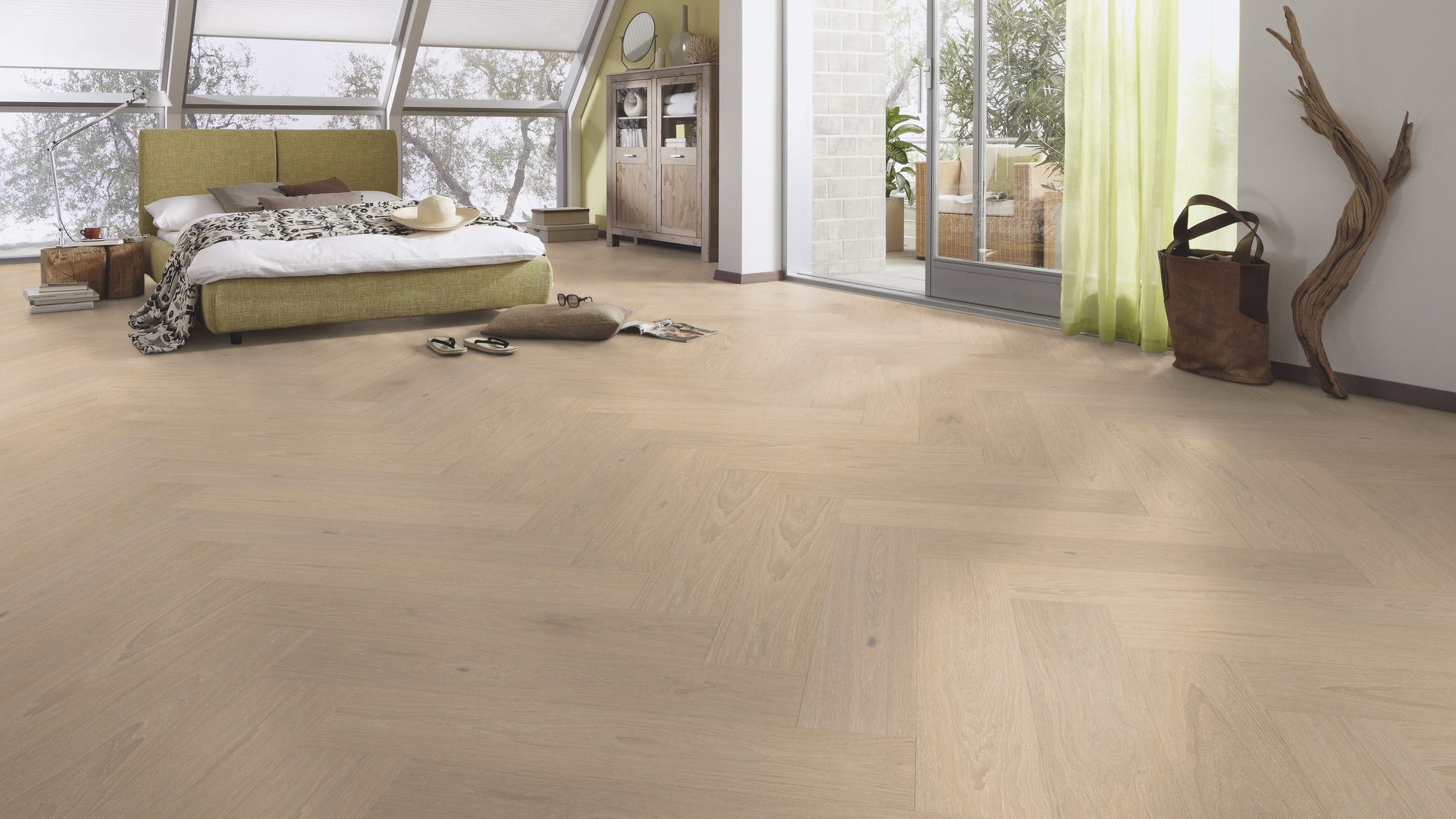 Milieubild Schlafzimmer im modernen Dachgeschoss - MEISTER Holzboden HS 500 Lindura Eiche classic champagner Milieubild Schlafzimmer im modernen Dachgeschoss - MEISTER 500010-0700140-08930