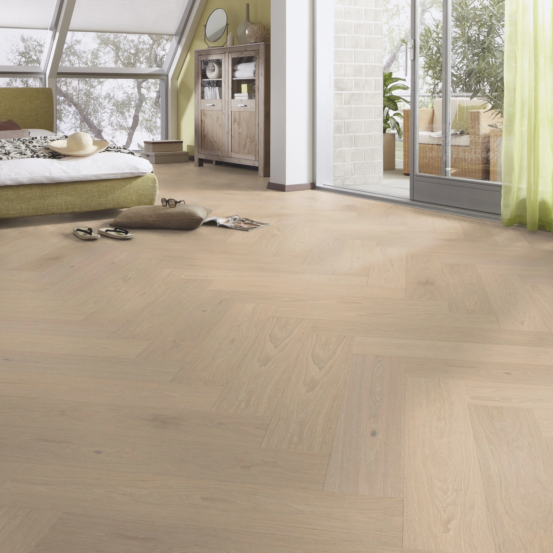 Milieubild Schlafzimmer im modernen Dachgeschoss - MEISTER Holzboden HS 500 Lindura Eiche classic champagner Milieubild Schlafzimmer im modernen Dachgeschoss - MEISTER 500010-0700140-08930