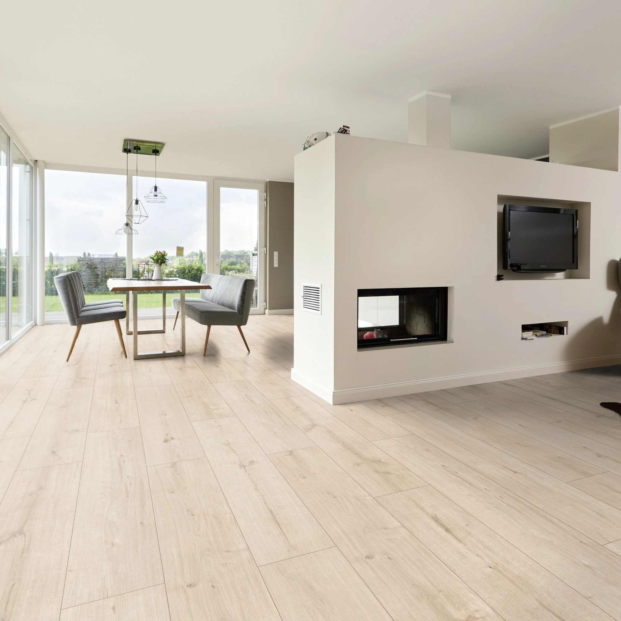 Milieubild Wohnzimmer mit Essbereich und Kamin - ter Hürne Klebe-Designboden Avatara Pro Classic Edition Eiche Deimos Milieubild Wohnzimmer mit Essbereich und Kamin - ter Hürne 1101270103