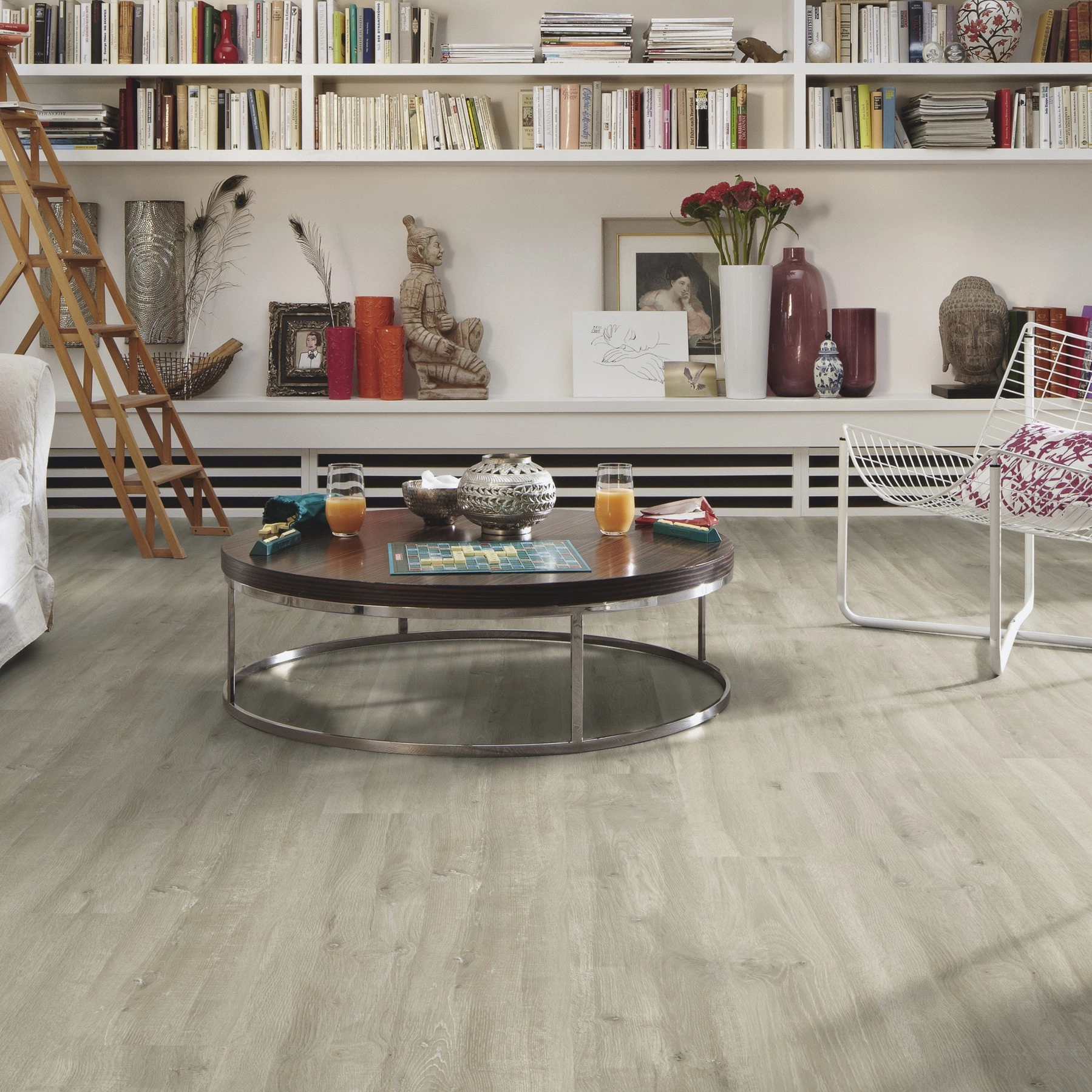 Milieubild Wohnzimmer mit großem Bücherregal - MEISTER Laminat LD 55 Cabana Wood Milieubild Wohnzimmer mit großem Bücherregal - MEISTER 600015-1288198-06681