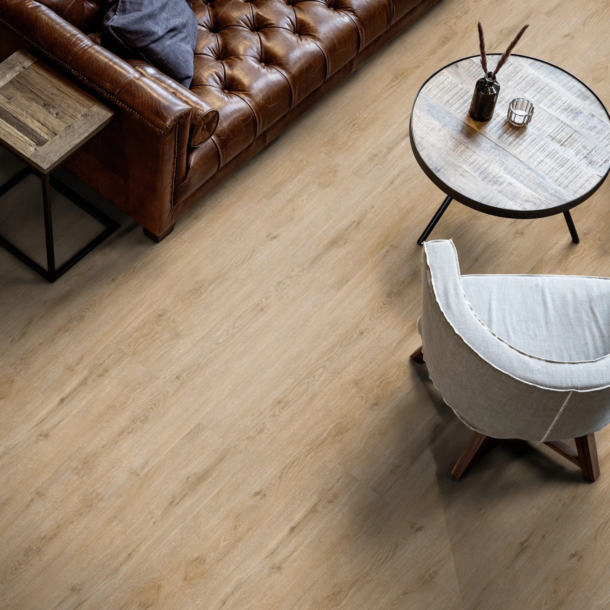 Milieubild Wohnzimmer mit Ledersofa - Blick von oben - ter Hürne Klebe-Vinyl Pro Classic Choice Eiche Gent Milieubild Wohnzimmer mit Ledersofa - Blick von oben - ter Hürne 1101210601
